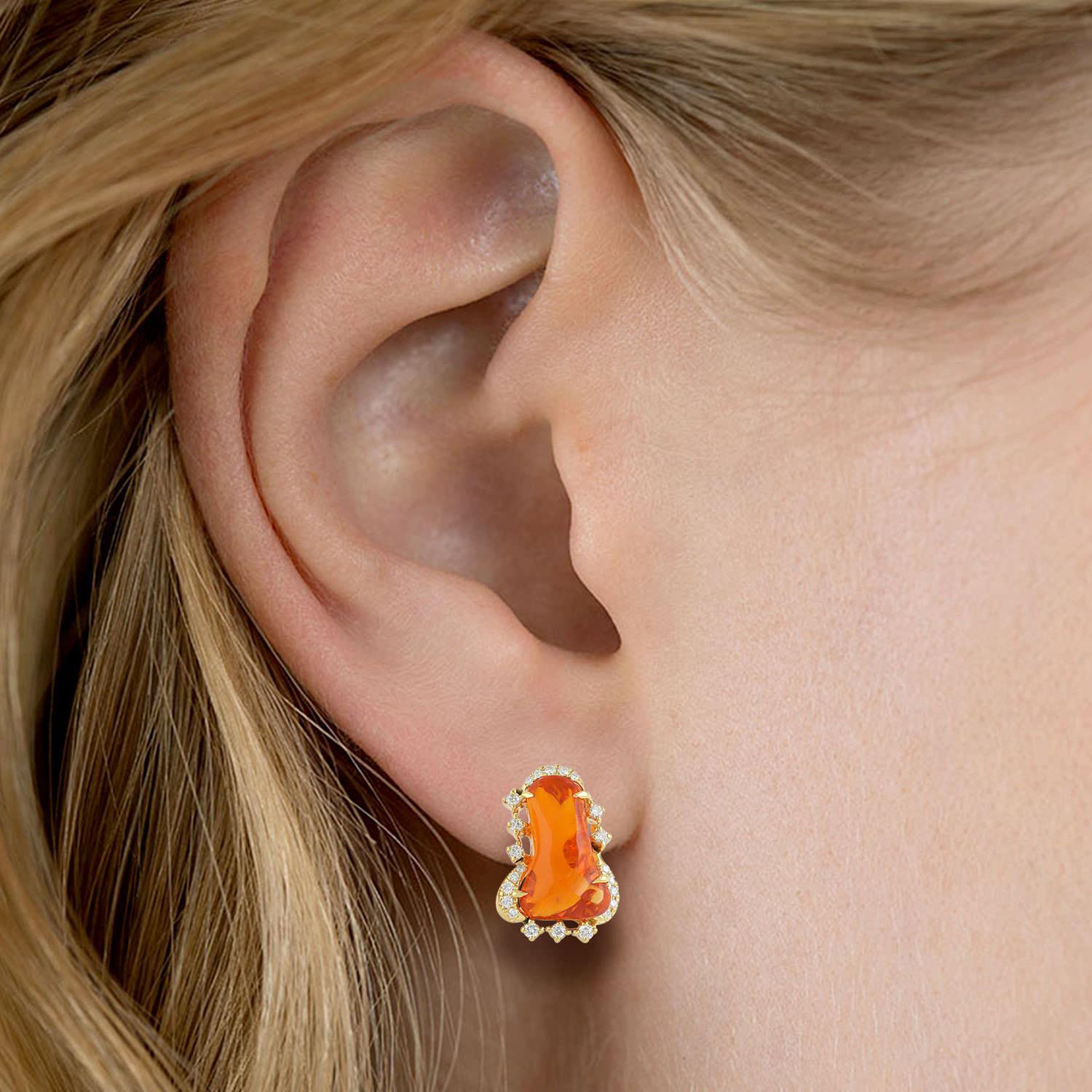 Fuso in oro 18 carati. Questi splendidi orecchini con perno sono incastonati a mano con 6,43 carati di opale di fuoco e .29 carati di diamanti scintillanti.

SEGUI  Visita la vetrina di Meghna Jewels per vedere l'ultima collezione e i pezzi