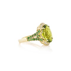 Sunita Nahata Peridot 6.43ct. Fancy Ring aus 18KYG mit Tsavorit und Diamant.