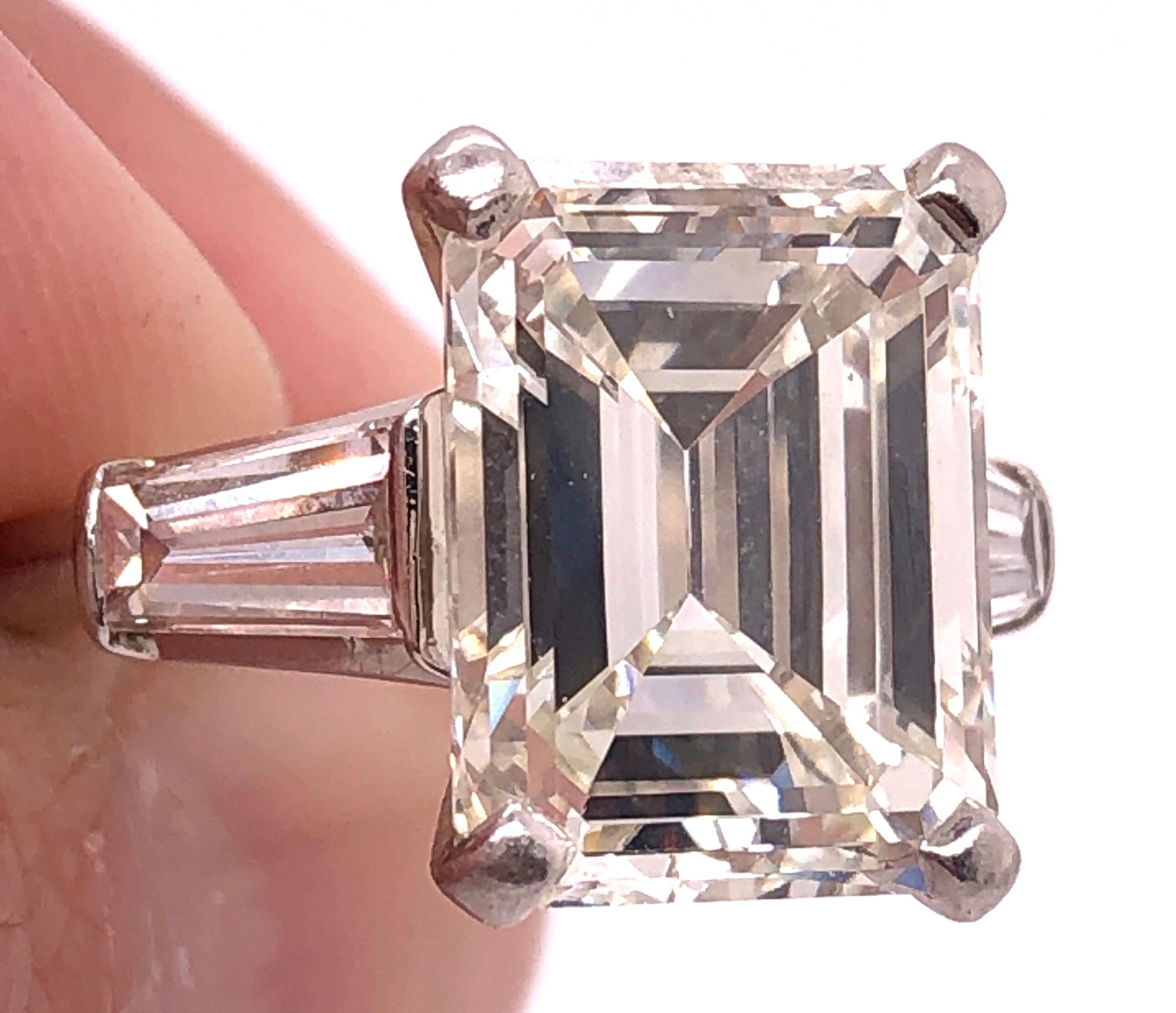 6,43 Karat Smaragdschliff Diamant Verlobungsring VS1 J/K Farbe, Platinfassung im Zustand „Gut“ im Angebot in Stamford, CT