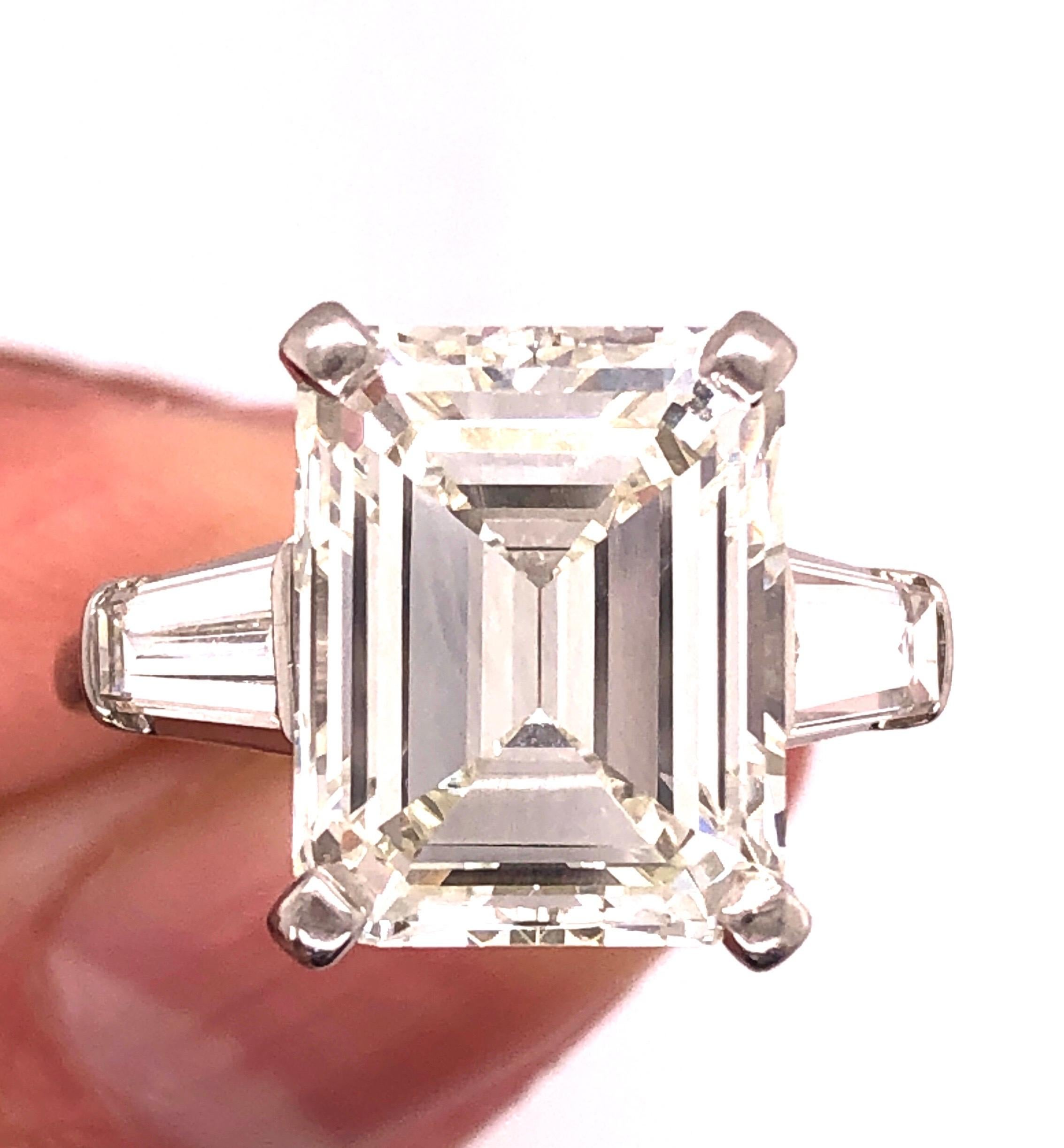 6,43 Karat Smaragdschliff Diamant Verlobungsring VS1 J/K Farbe, Platinfassung für Damen oder Herren im Angebot