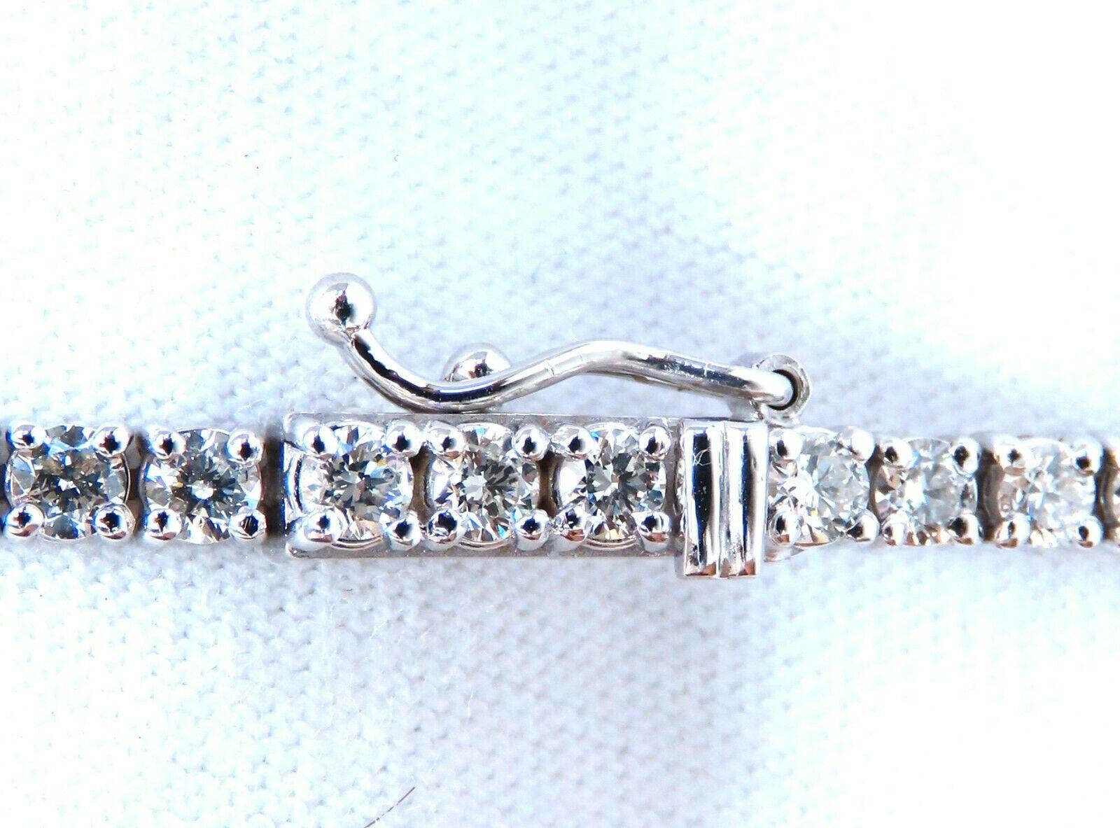 Taille ronde Bracelet tennis classique en or 14 carats avec calibre gradué classique et diamants naturels de 6,43 carats en vente