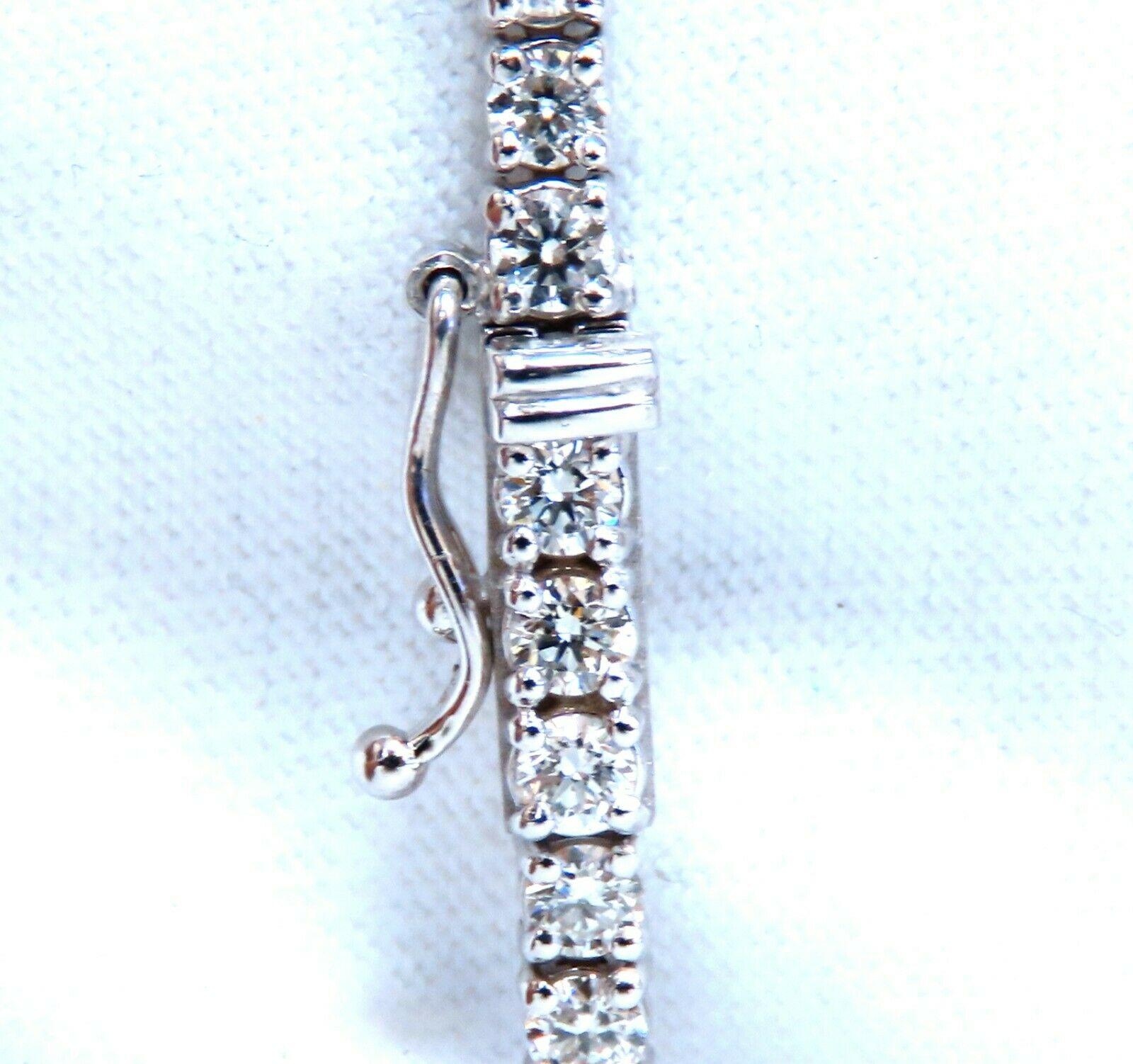 Bracelet tennis classique en or 14 carats avec calibre gradué classique et diamants naturels de 6,43 carats en vente 1