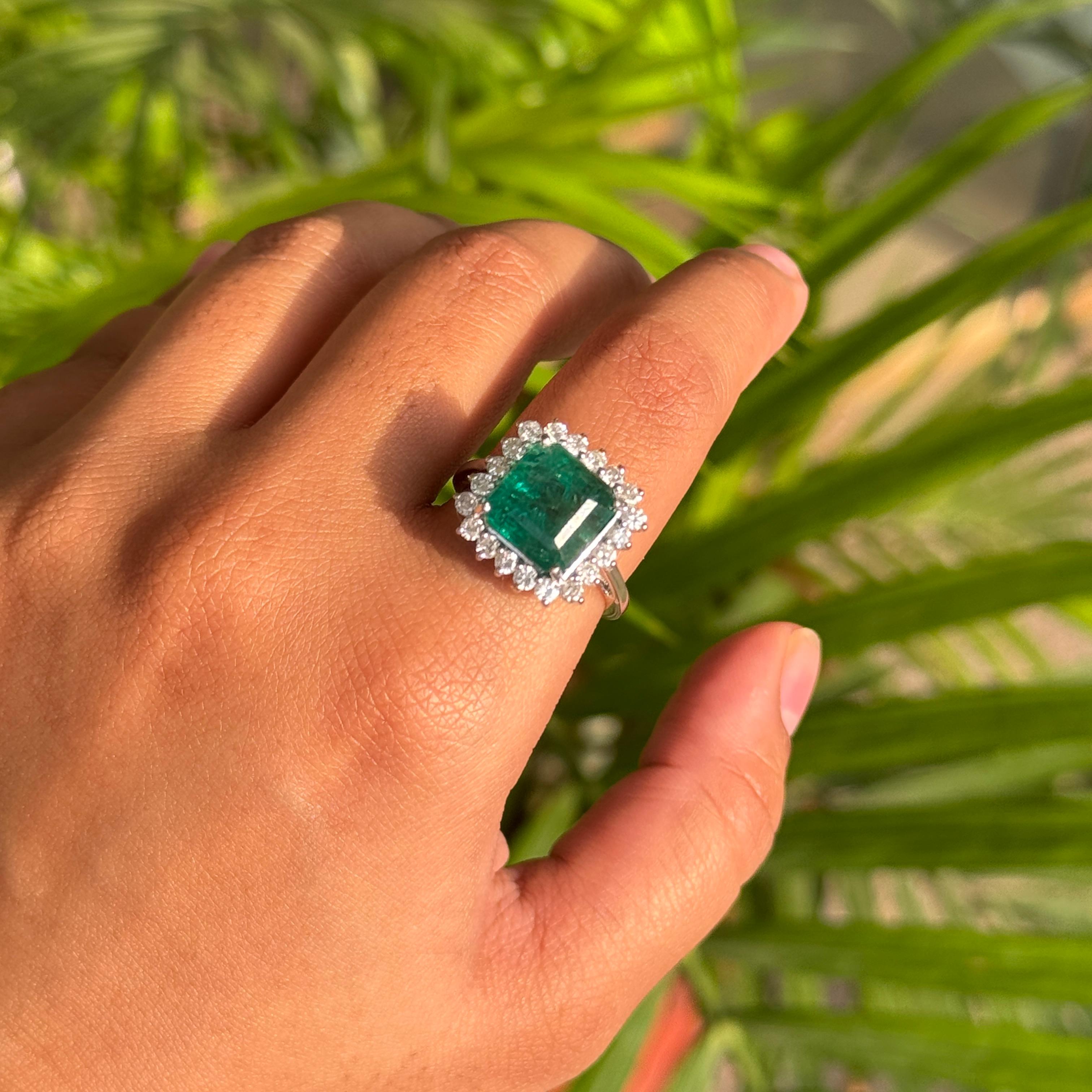 Im Angebot: 6,43 Karat Natürlicher Smaragd & Diamant-Cocktailring aus 14K Weißgold Luxus-Schmuck () 4