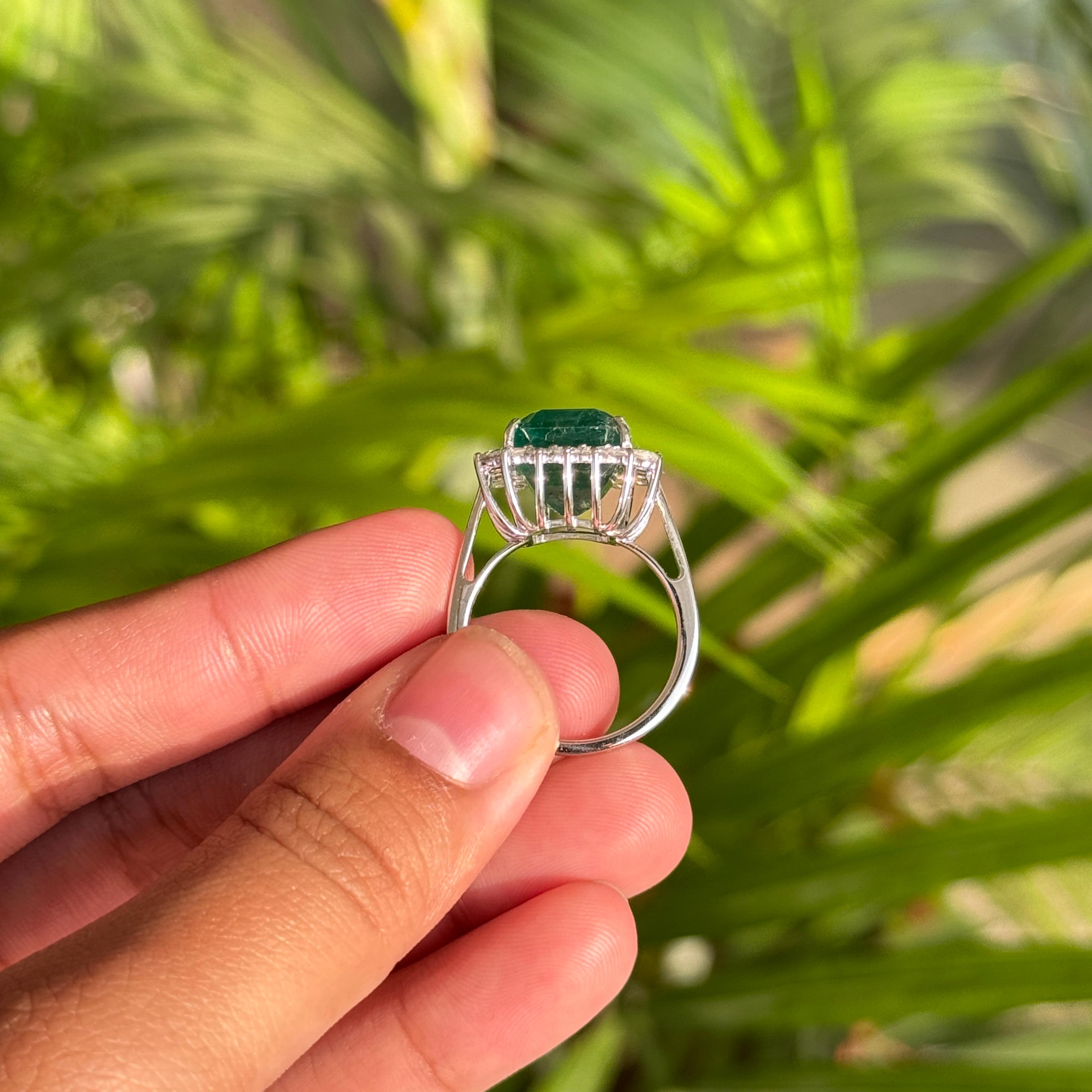 Im Angebot: 6,43 Karat Natürlicher Smaragd & Diamant-Cocktailring aus 14K Weißgold Luxus-Schmuck () 6