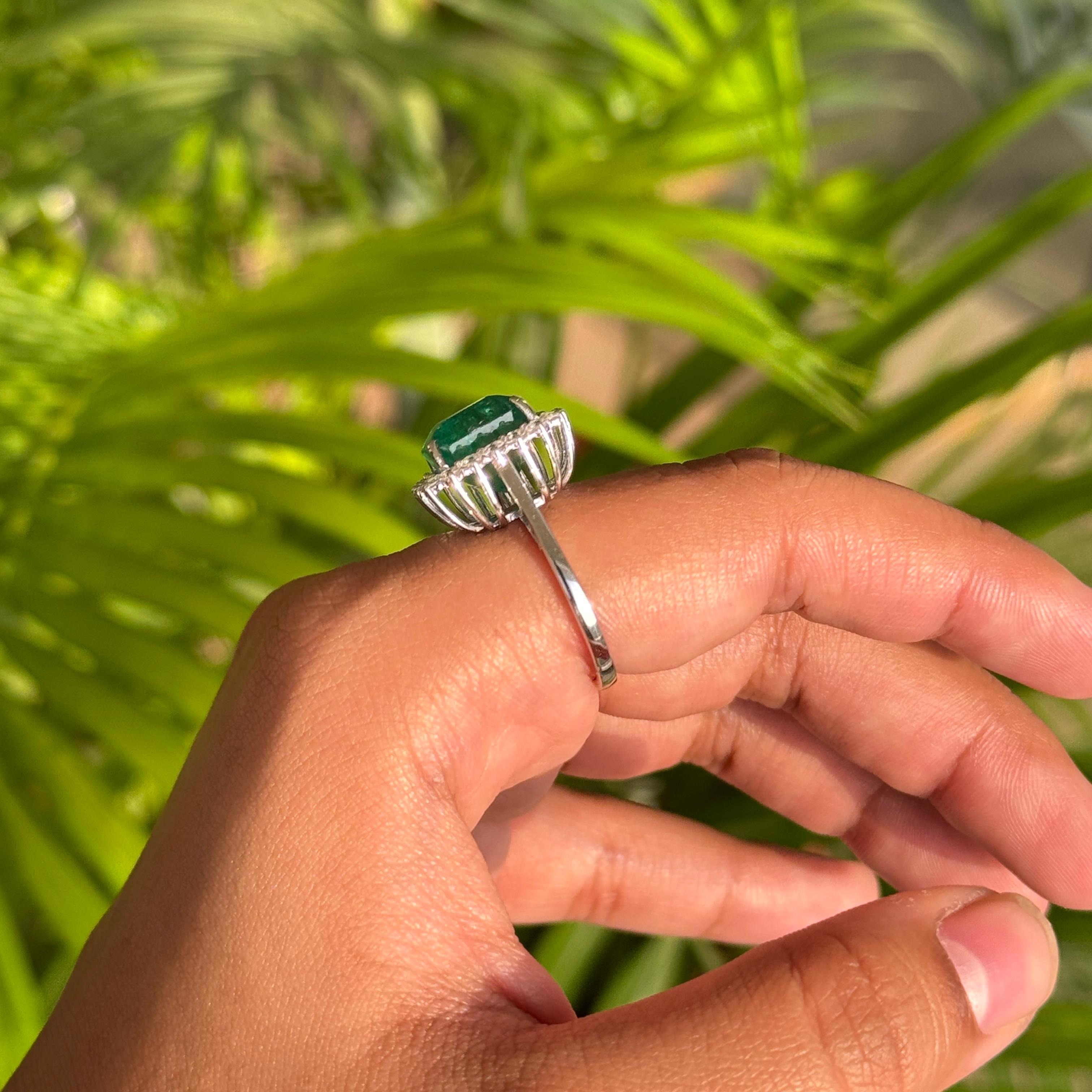 Im Angebot: 6,43 Karat Natürlicher Smaragd & Diamant-Cocktailring aus 14K Weißgold Luxus-Schmuck () 8