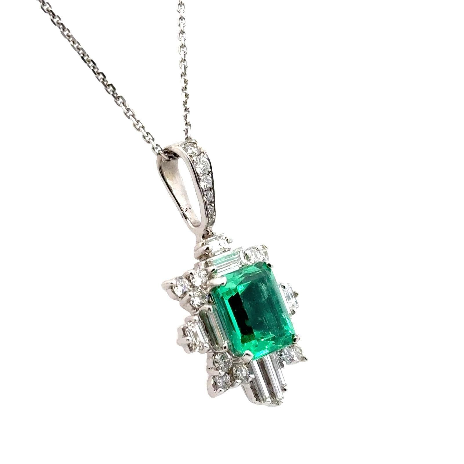 Contemporain Collier pendentif en or blanc 18 carats avec émeraude de Colombie de 6,44 carats et diamants en vente