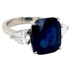 Bague en platine à trois pierres de 6,44 carats, saphir bleu taillé en coussin et diamant