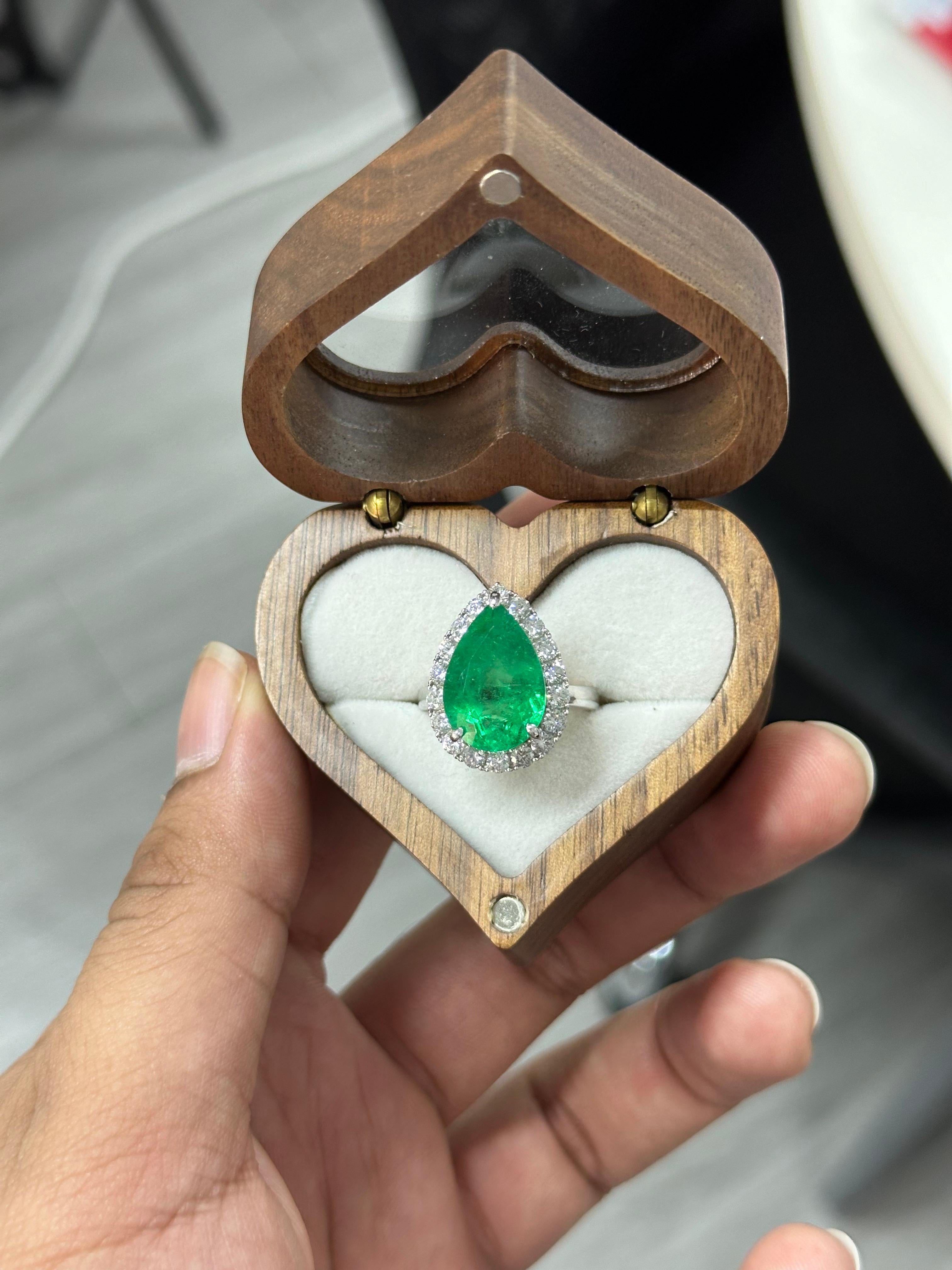 6.44 Carat pear-cut Colombian Emerald & Diamond Ring in Platinum 900 In New Condition In Bangkok, TH