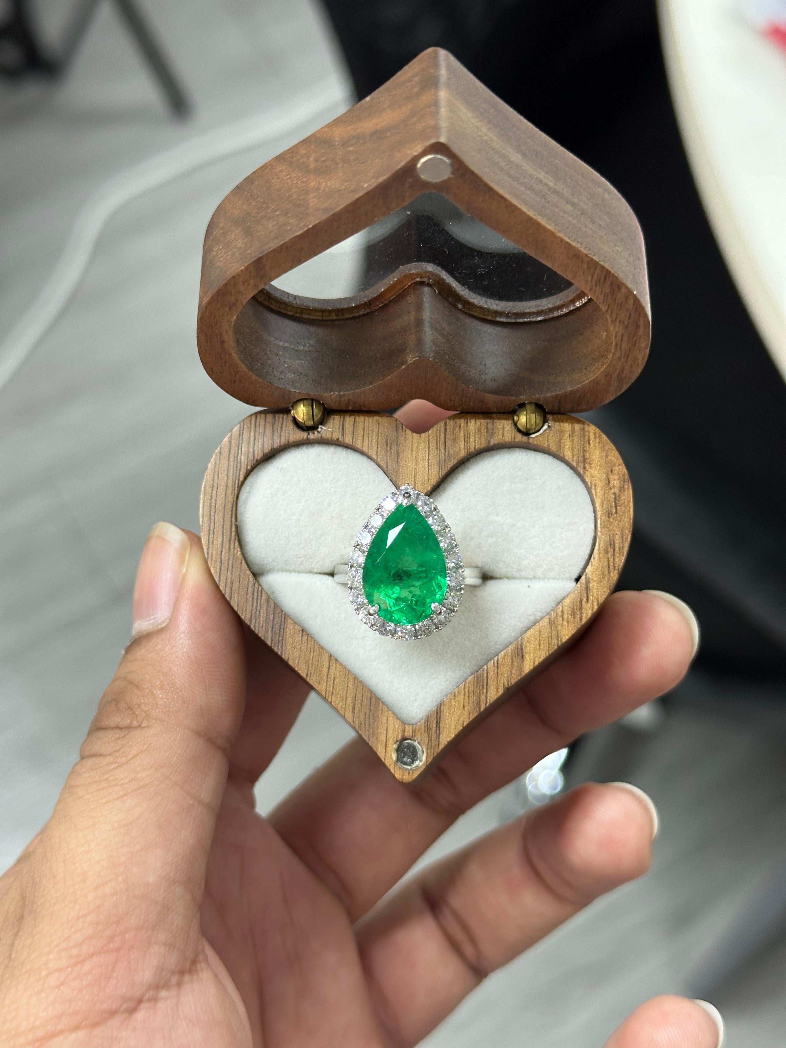 Women's 6.44 Carat pear-cut Colombian Emerald & Diamond Ring in Platinum 900