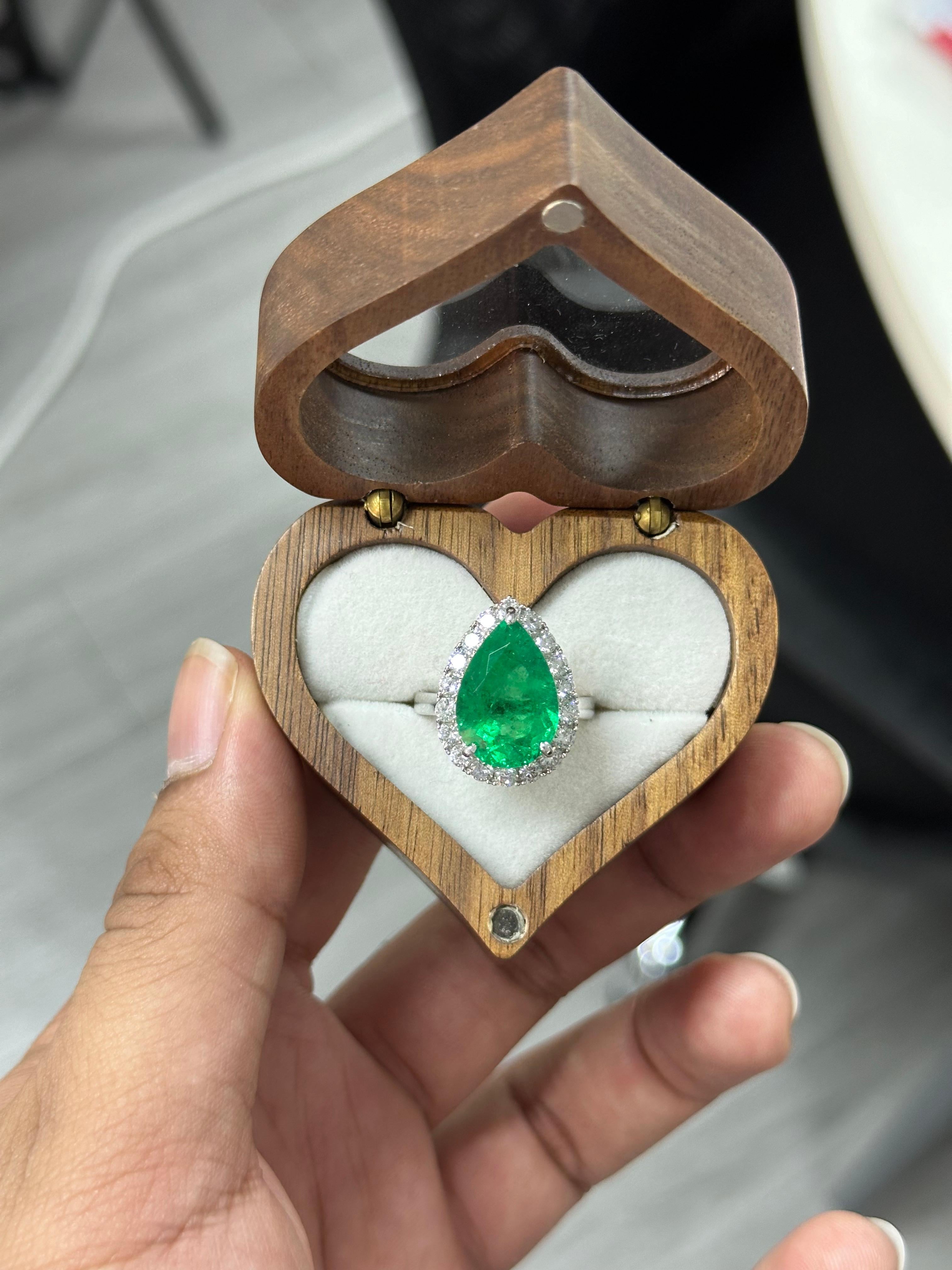 6.44 Carat pear-cut Colombian Emerald & Diamond Ring in Platinum 900 1