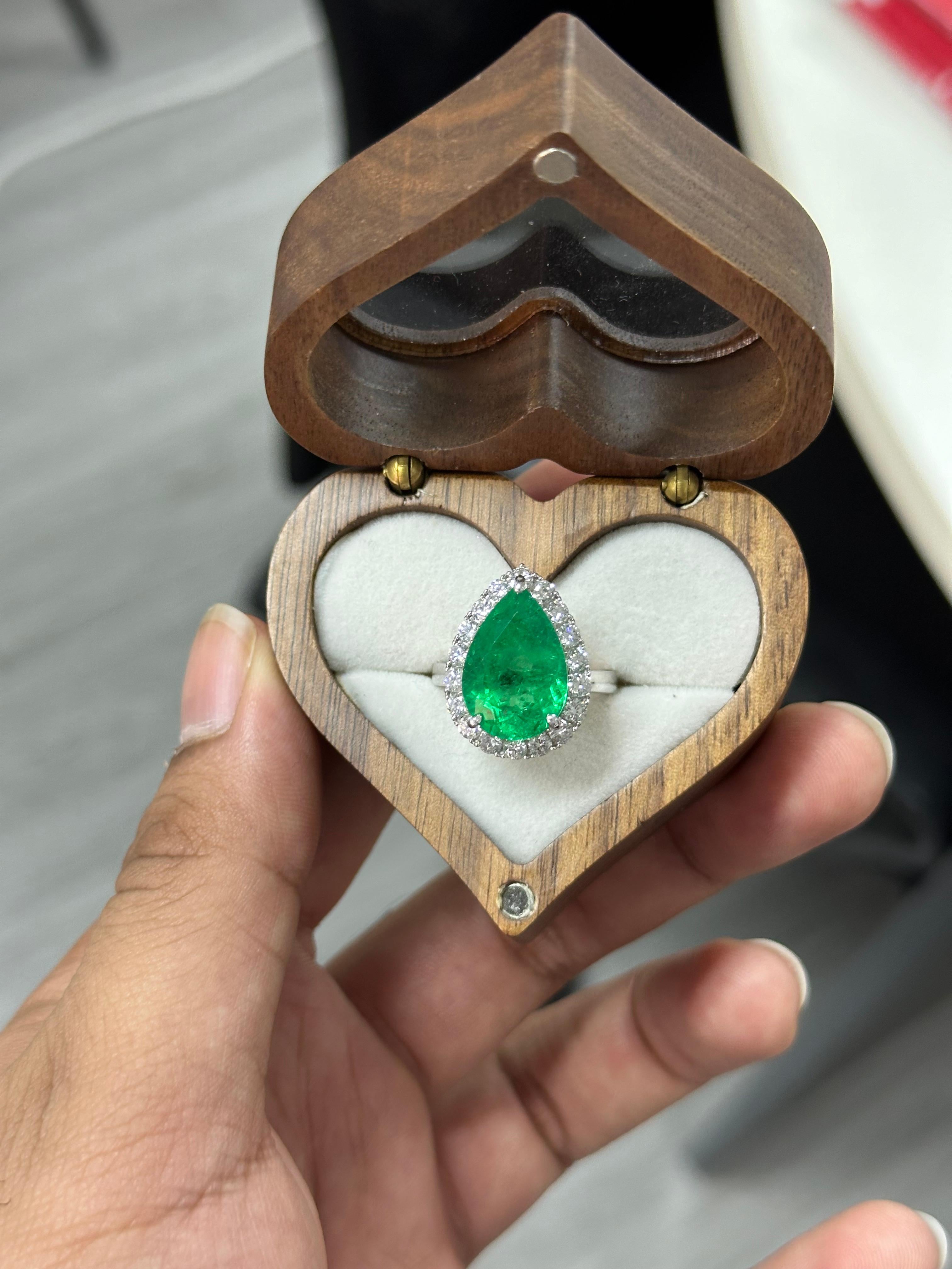 6.44 Carat pear-cut Colombian Emerald & Diamond Ring in Platinum 900 2