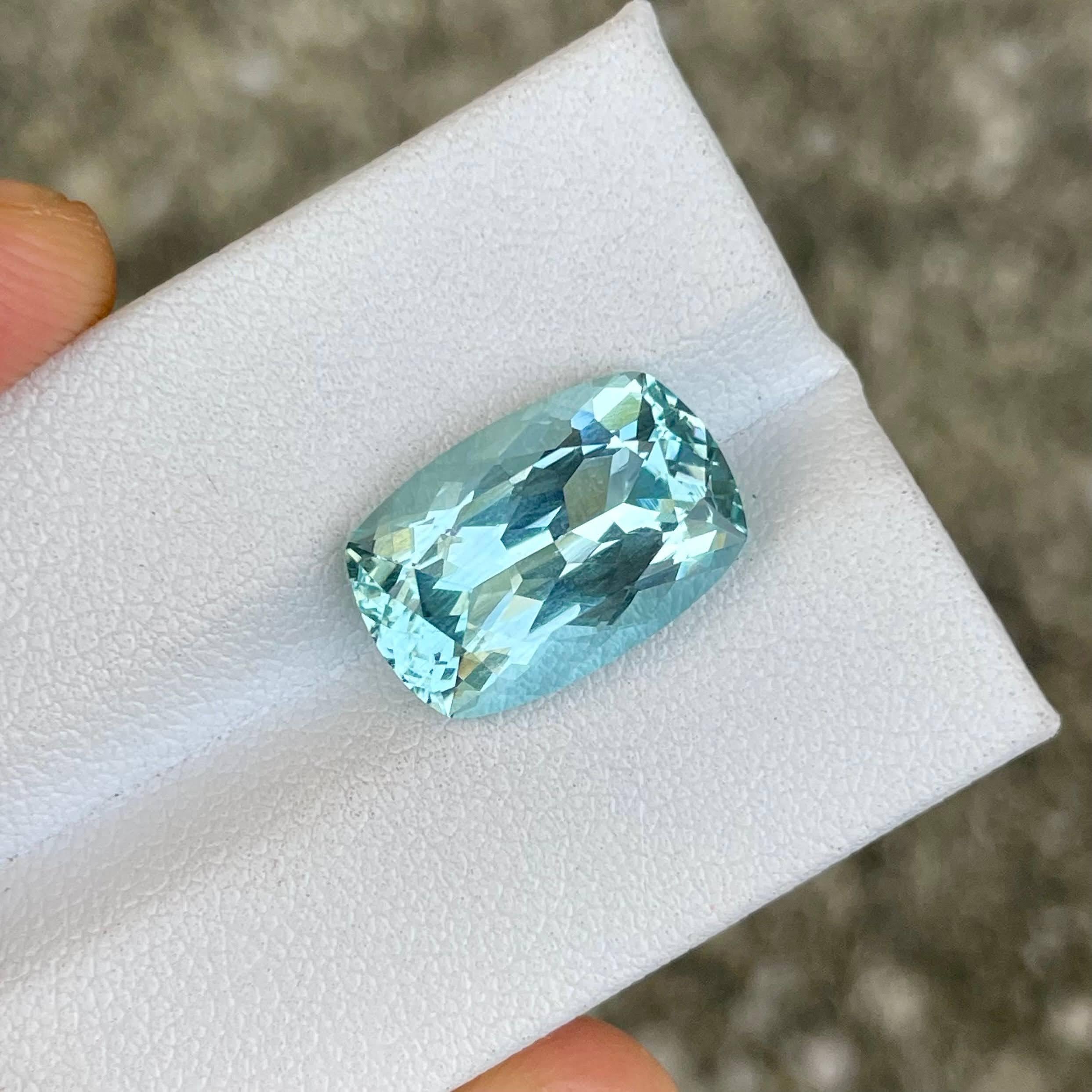 Moderno 6,44 carati di acquamarina blu intenso tagliata a cuscino dall'Africa in vendita