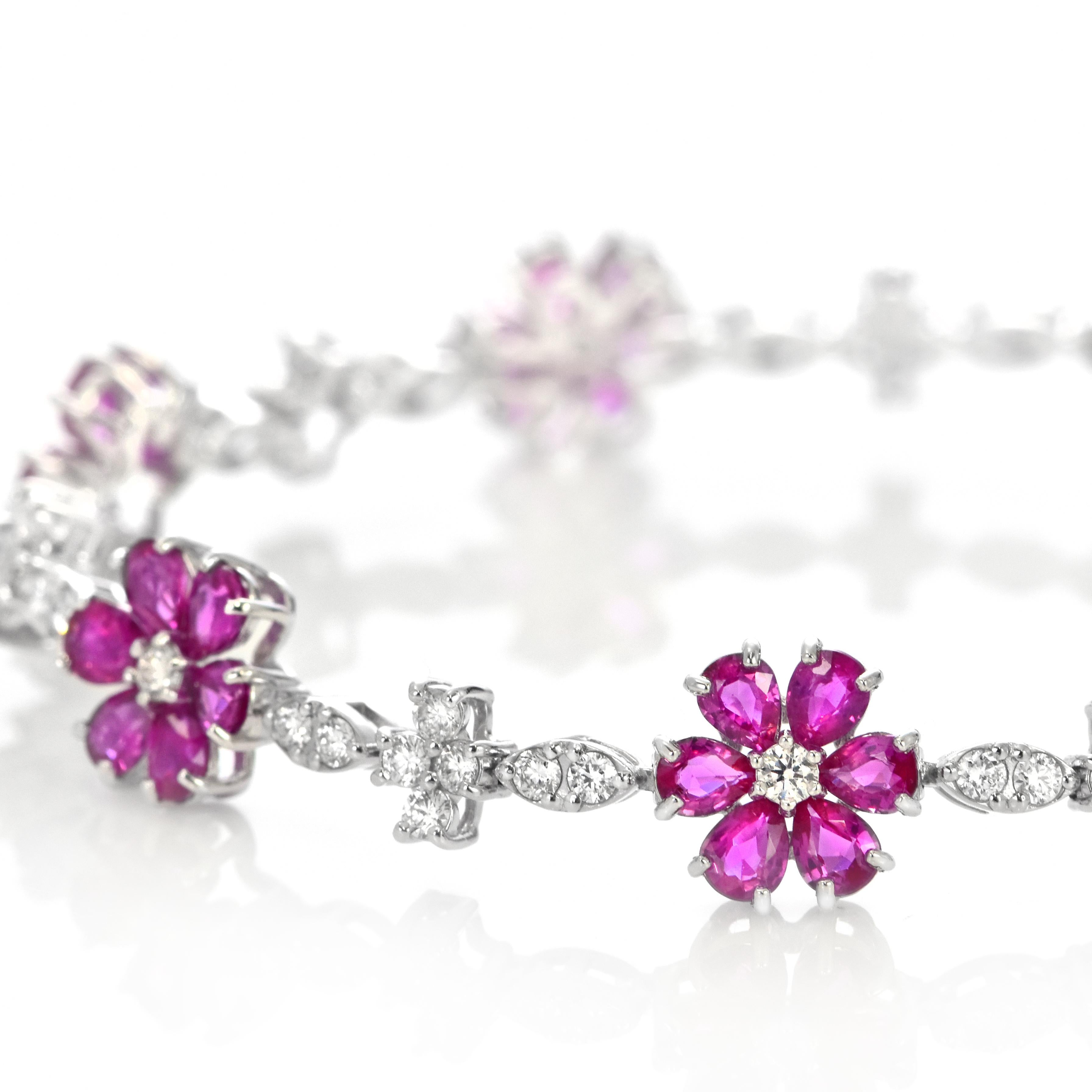 Ein schönes Armband aus Platin mit insgesamt 6,44 Karat unbehandelten Rubinen und 1,56 Karat Diamanten. Rubine werden im Sanskrit als 