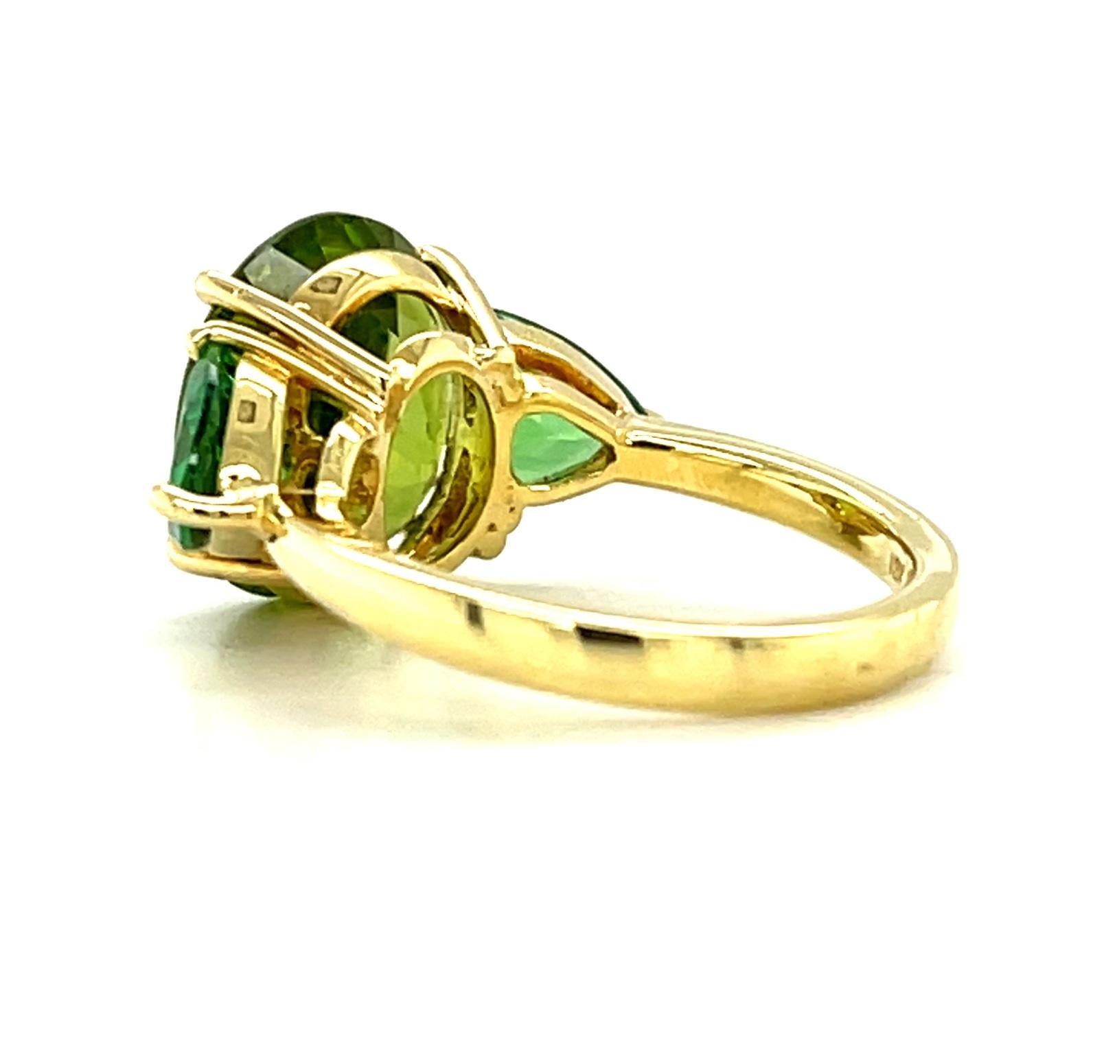 6,44 ct. Diamant Peridot Oval und Tsavorit Granat Trillion 18k Gelbgold 3-Stein-Ring 1