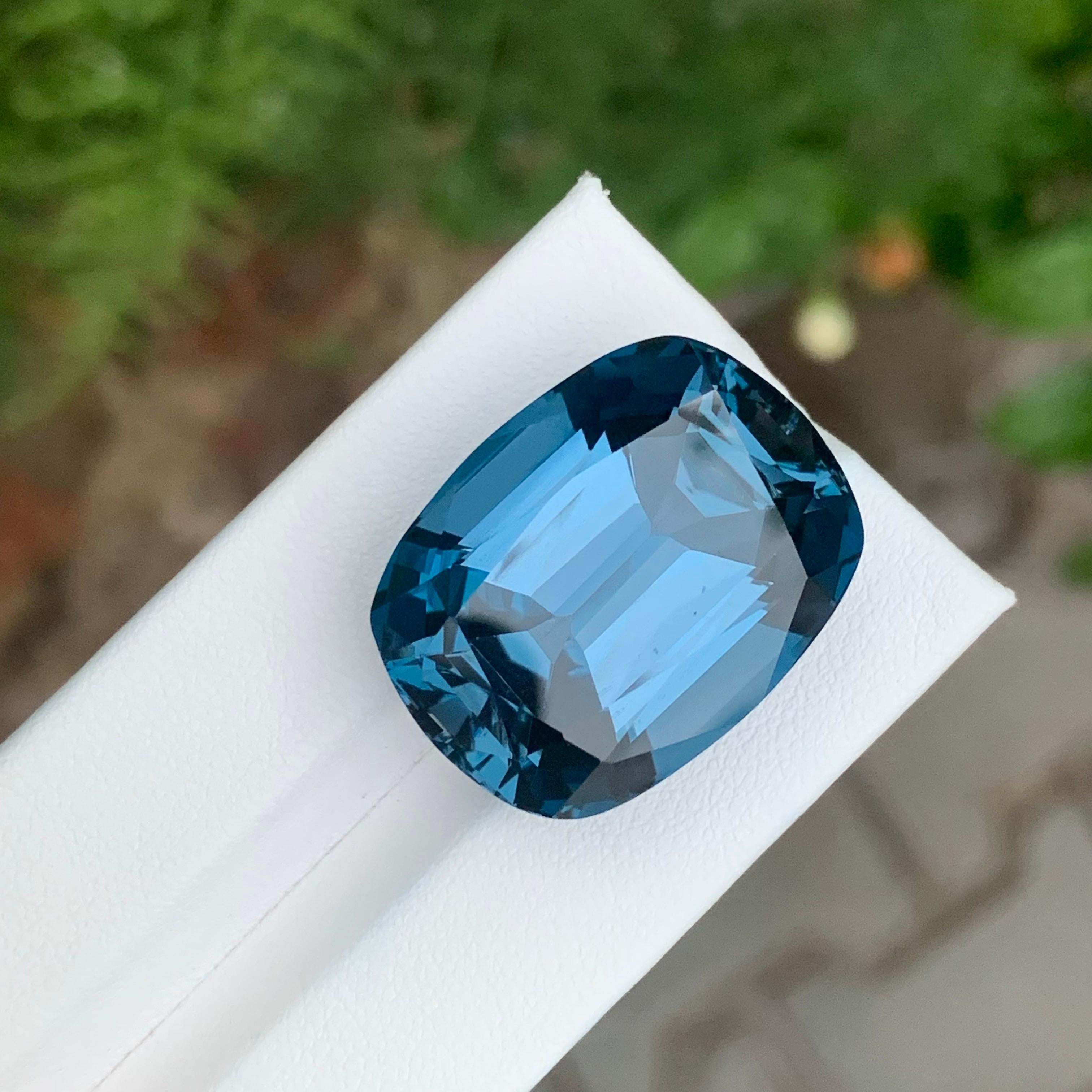 Arts and Crafts Pierre précieuse naturelle non sertie de 64.45 carats, topaze bleue de Londres en forme de coussin en vente