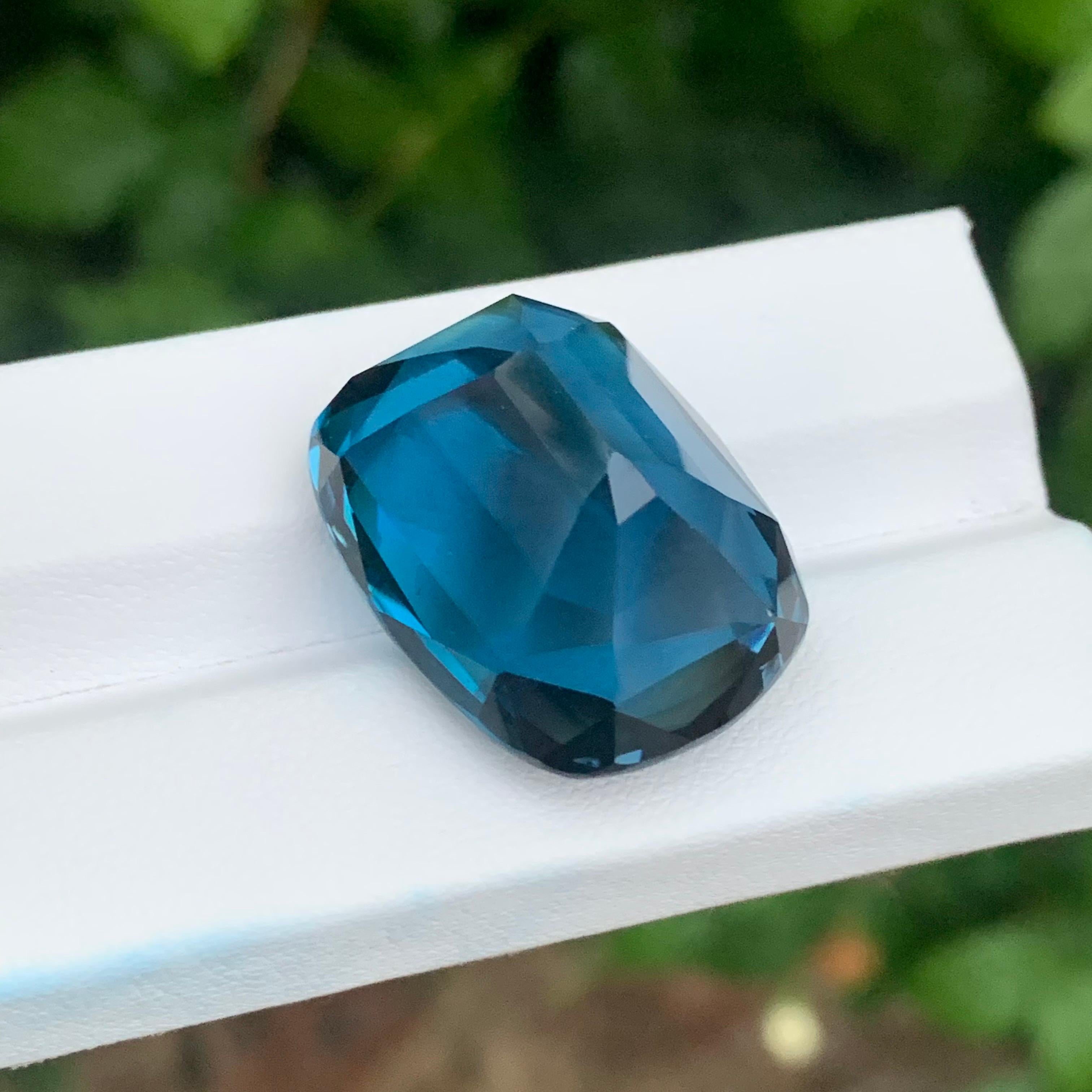 Pierre précieuse naturelle non sertie de 64.45 carats, topaze bleue de Londres en forme de coussin Unisexe en vente