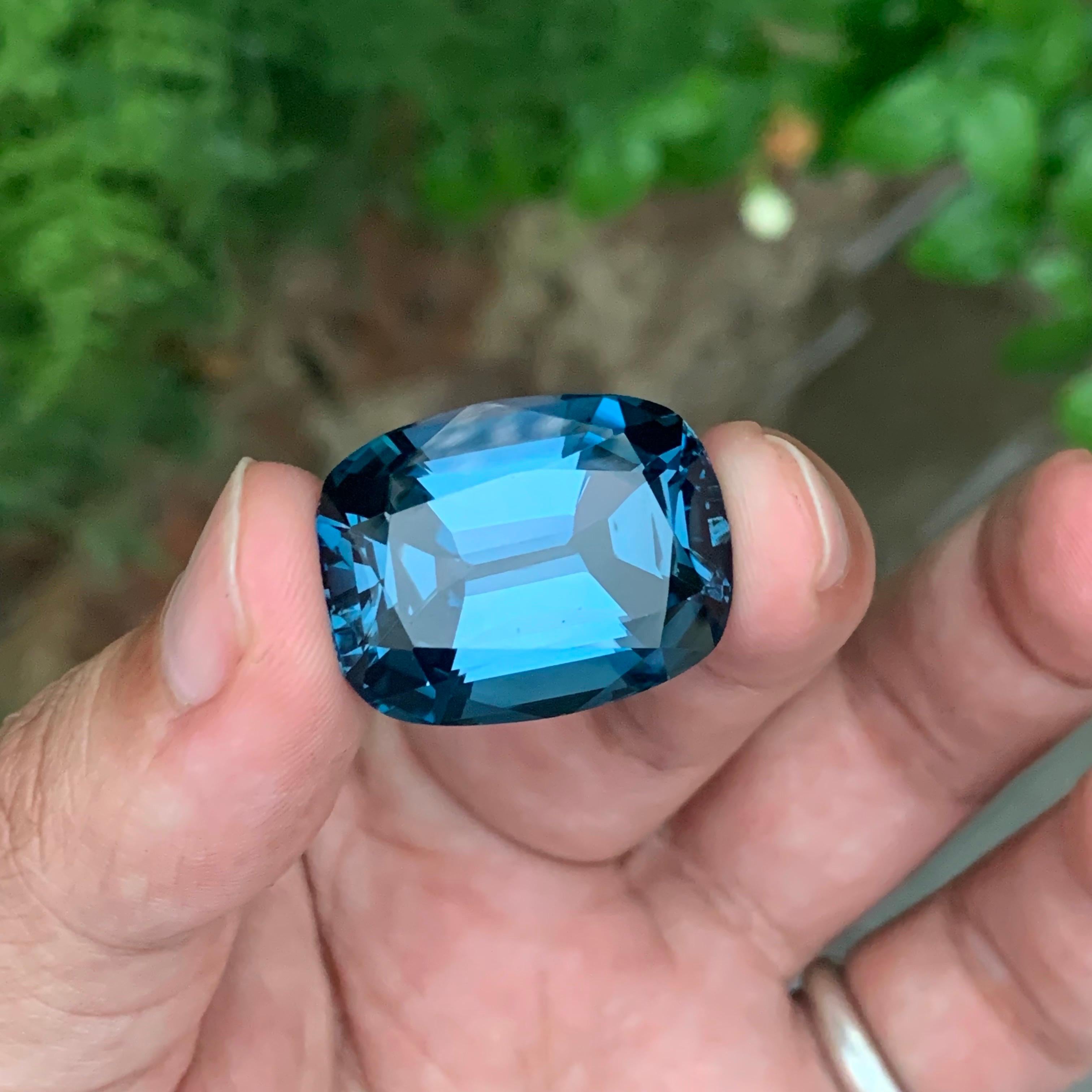 Pierre précieuse naturelle non sertie de 64.45 carats, topaze bleue de Londres en forme de coussin en vente 3