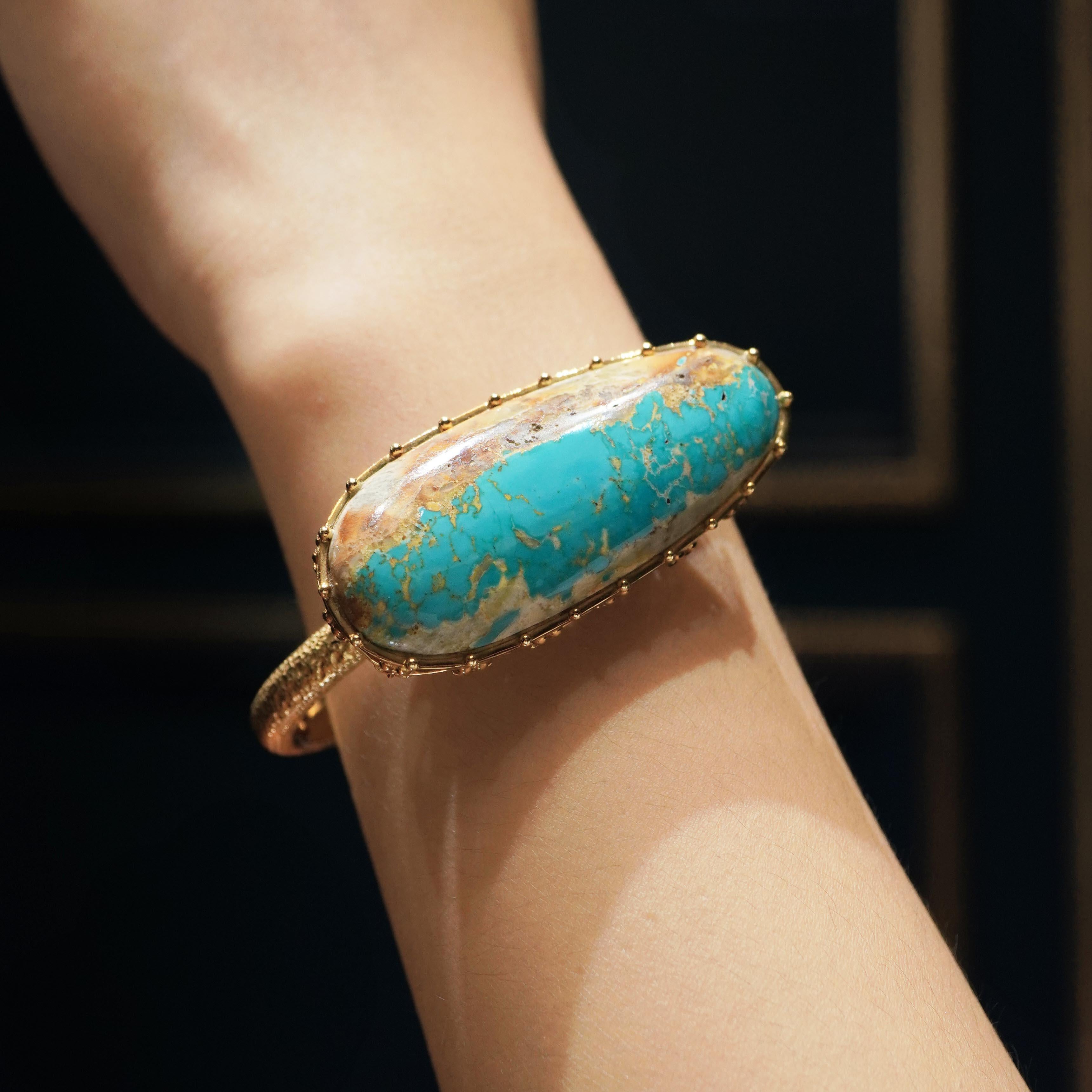64.45 Carats Turquoise Or Jaune 18k Bracelet Sirène Pour femmes en vente