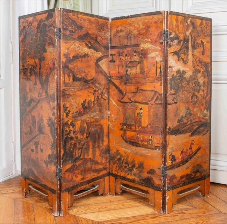 Paravent chinois ancien à quatre panneaux en laque avec paysage scénique

Description :
Cet exquis paravent chinois ancien à quatre panneaux en laque est un remarquable exemple de l'artisanat traditionnel. Il présente une magnifique scène de paysage