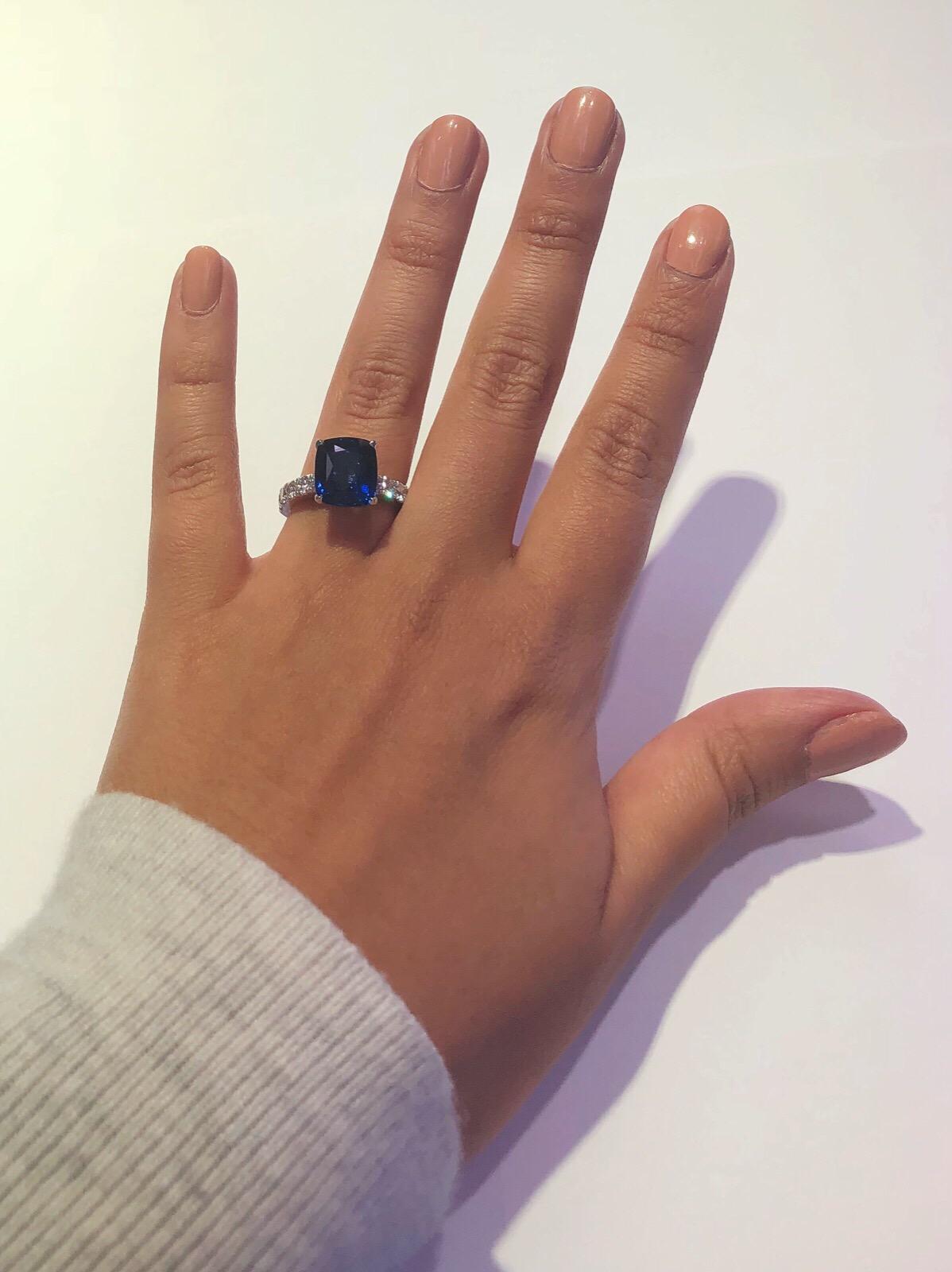 18 Karat Diamantring mit 6,44 Karat lebhaftem blauem Ceylon-Saphir im Kissenschliff (GRS-zertifiziert) im Zustand „Neu“ im Angebot in Houston, TX