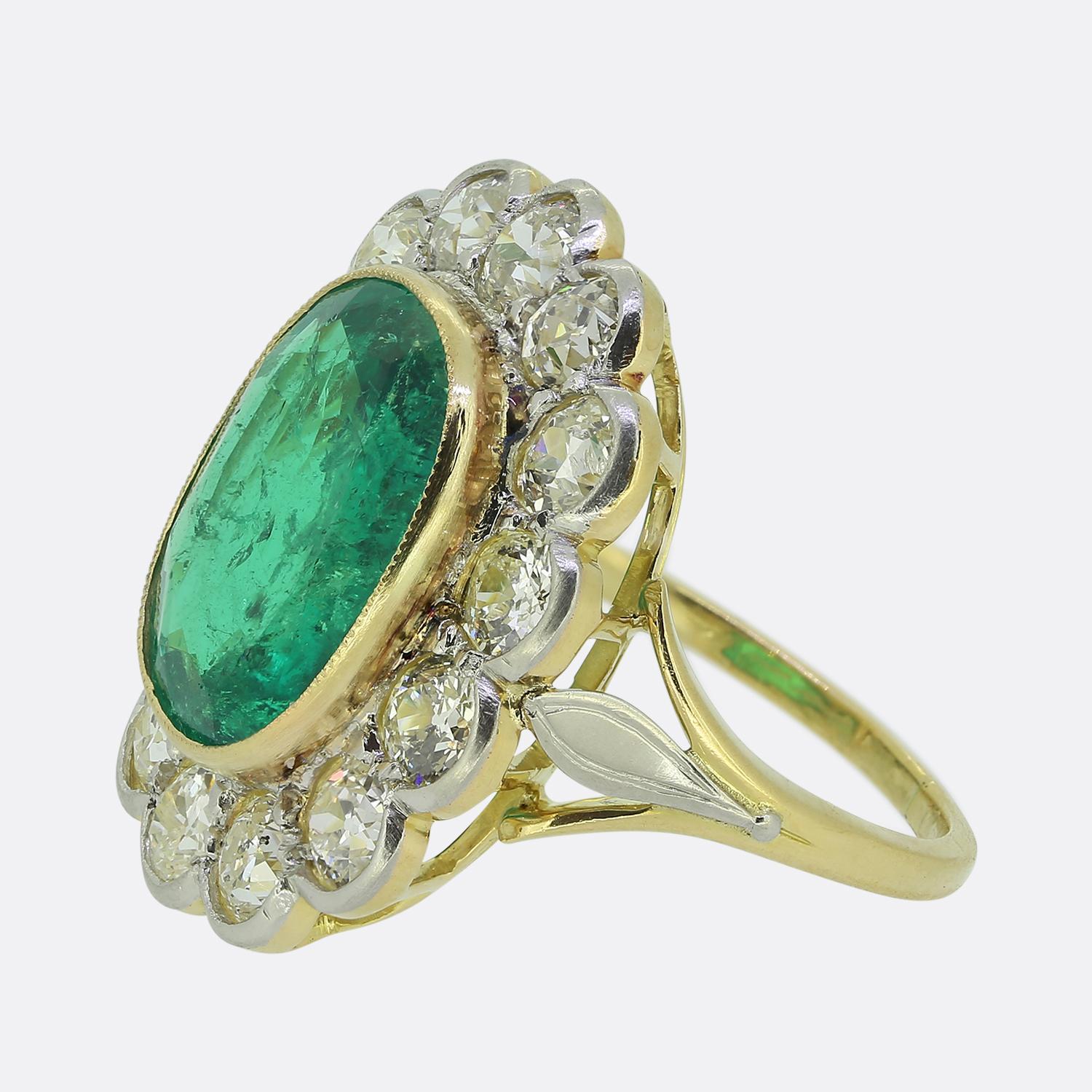 Hier haben wir einen fesselnden Cluster-Ring, der luxuriöse MATERIALIEN und Edelsteine meisterhaft kombiniert. Sein Herzstück ist ein leuchtend grüner kolumbianischer Smaragd in ovaler Form, der in der Mitte der Vorderseite gefasst ist und die