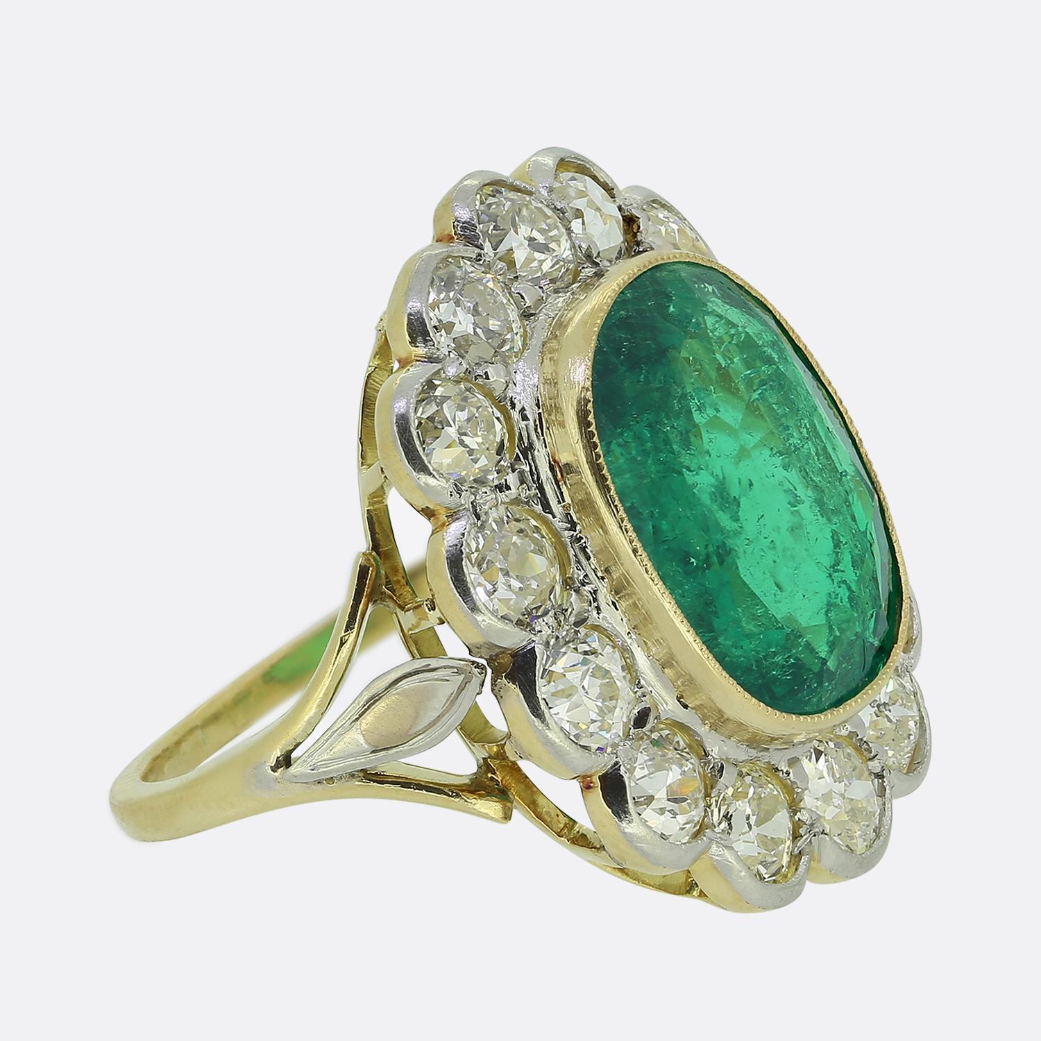 6.45 Karat kolumbianischer Smaragd- und Diamant-Cluster-Ring (Alteuropäischer Schliff) im Angebot