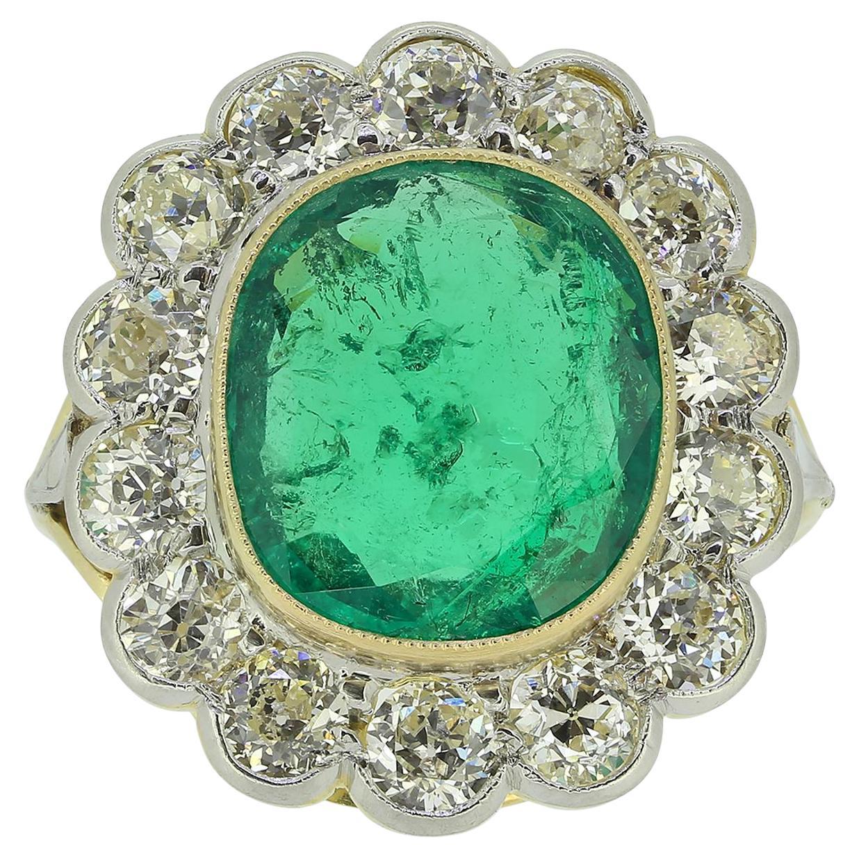 6.45 Karat kolumbianischer Smaragd- und Diamant-Cluster-Ring im Angebot