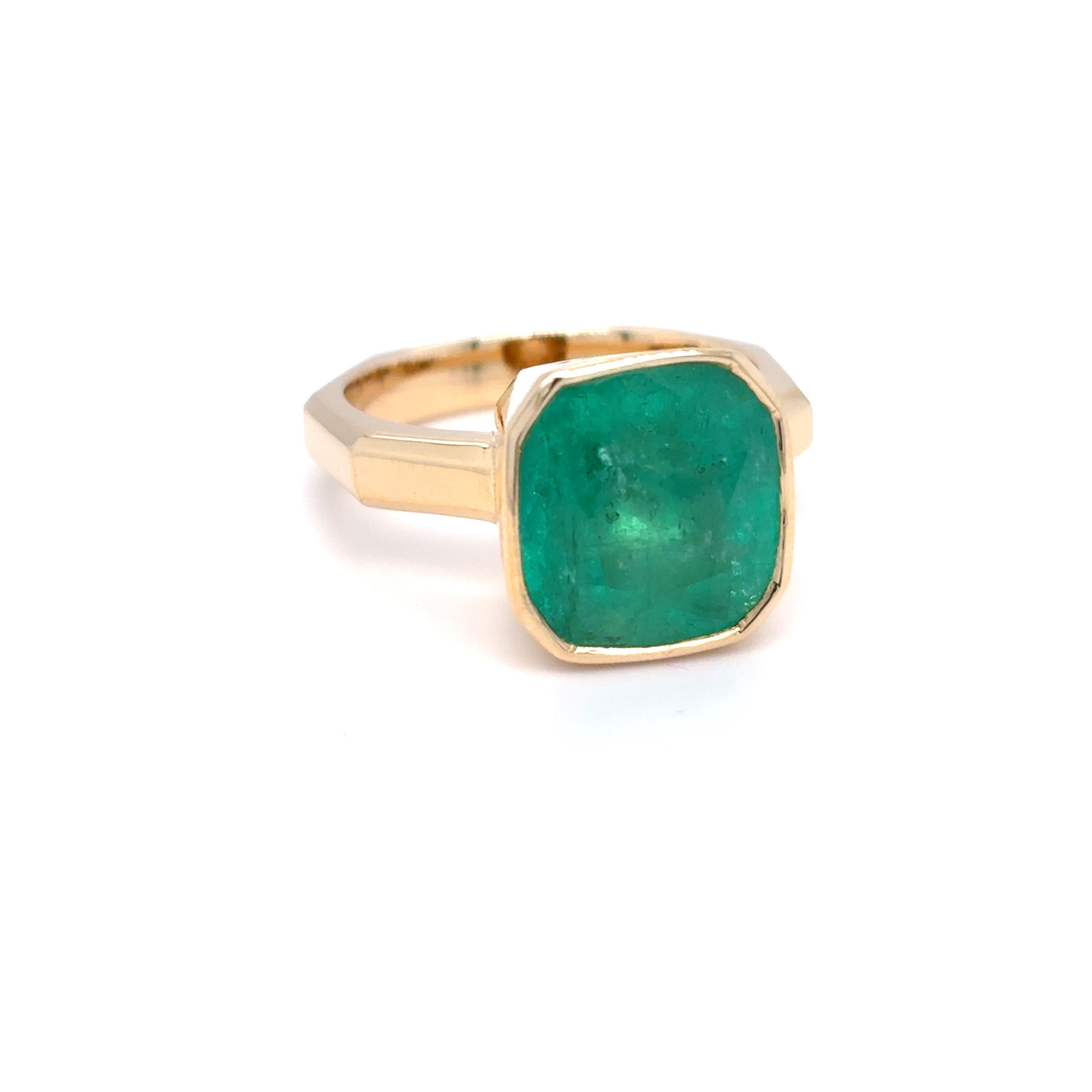 Artisan 6.45 Carat Cushion Cut Colombian Emerald Yellow Gold Ring For Sale
