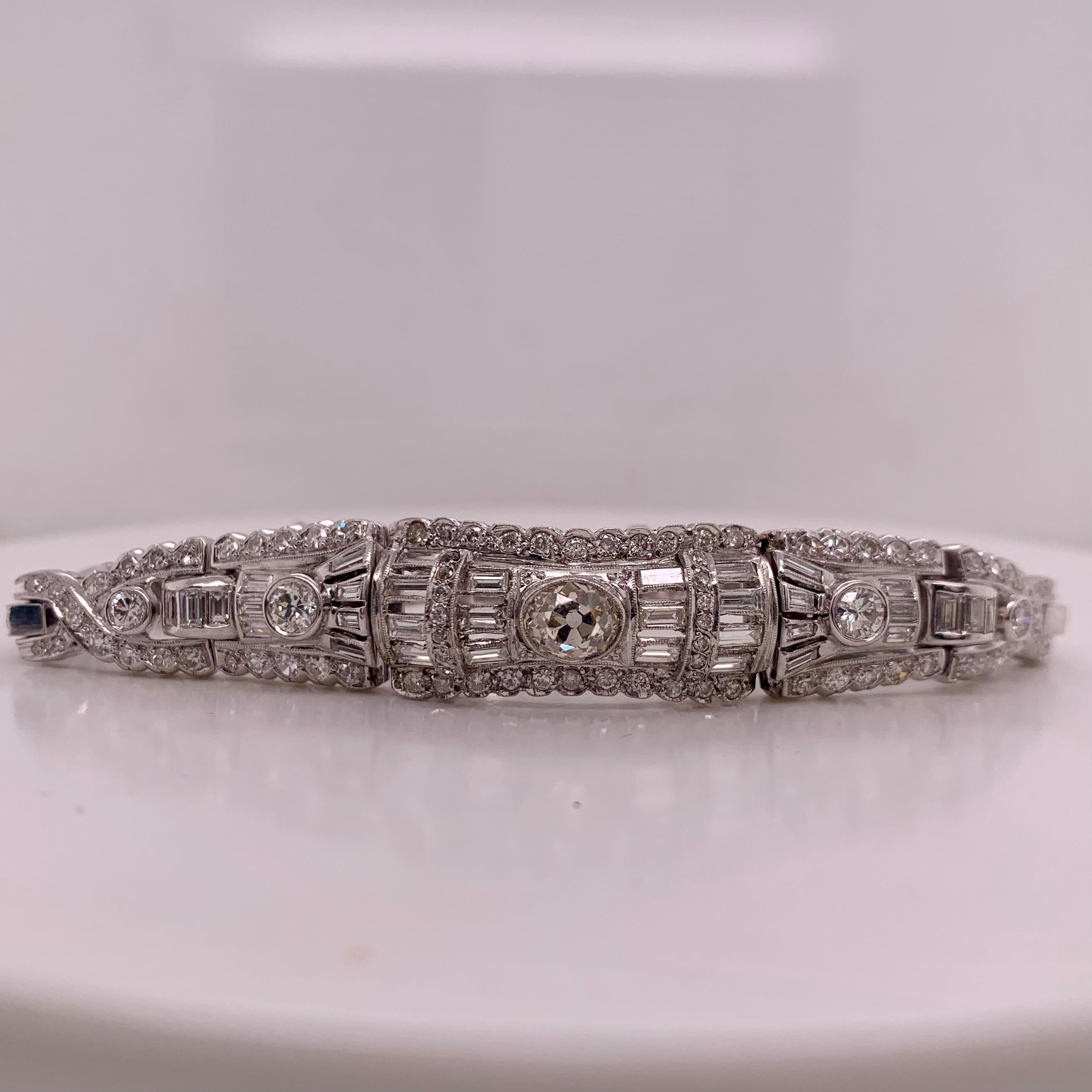 Ce bracelet comporte 6,45 carats de diamants. La pierre centrale est de 1,20 carat et les autres pierres pèsent ensemble 5,25 carats.

Fabriqué à partir d'un mélange d'or 18 carats et de 90 % de platine, il offre à la fois durabilité et beauté, avec