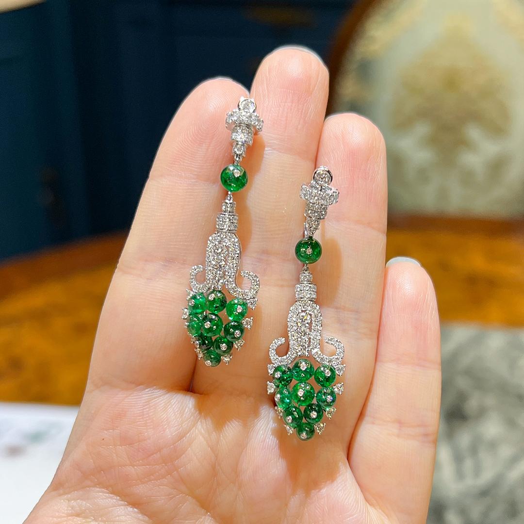 6.45 Carat Emerald & 2.13 Carat White Diamond F VS Vintage Design 18K Earring In New Condition For Sale In Hung Hom, HK