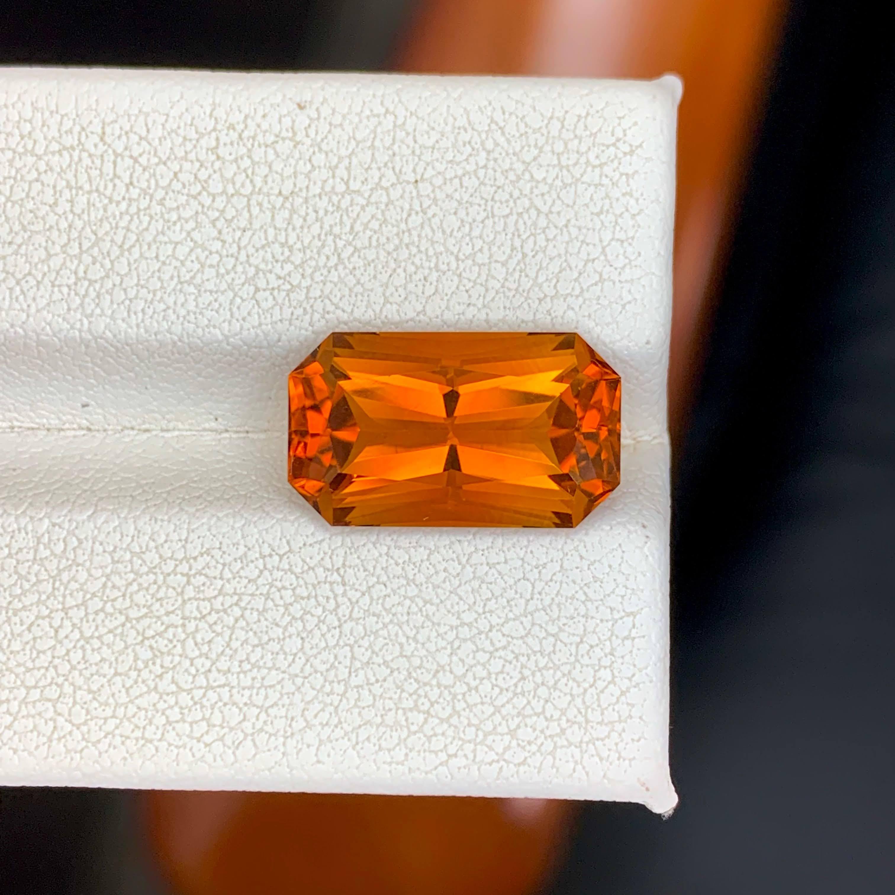 Gewicht 6,45 Karat 
Abmessungen 15,3x9,0x7,2mm
Behandlung Keine 
Herkunft Brasilien 
Klarheit Loup Clean 
Form Schliff Smaragd 




Dieser 6,45 Karat schwere natürliche Madeira-Citrin zeigt den feinsten, tief gold-orangenen Farbton, der diese sehr