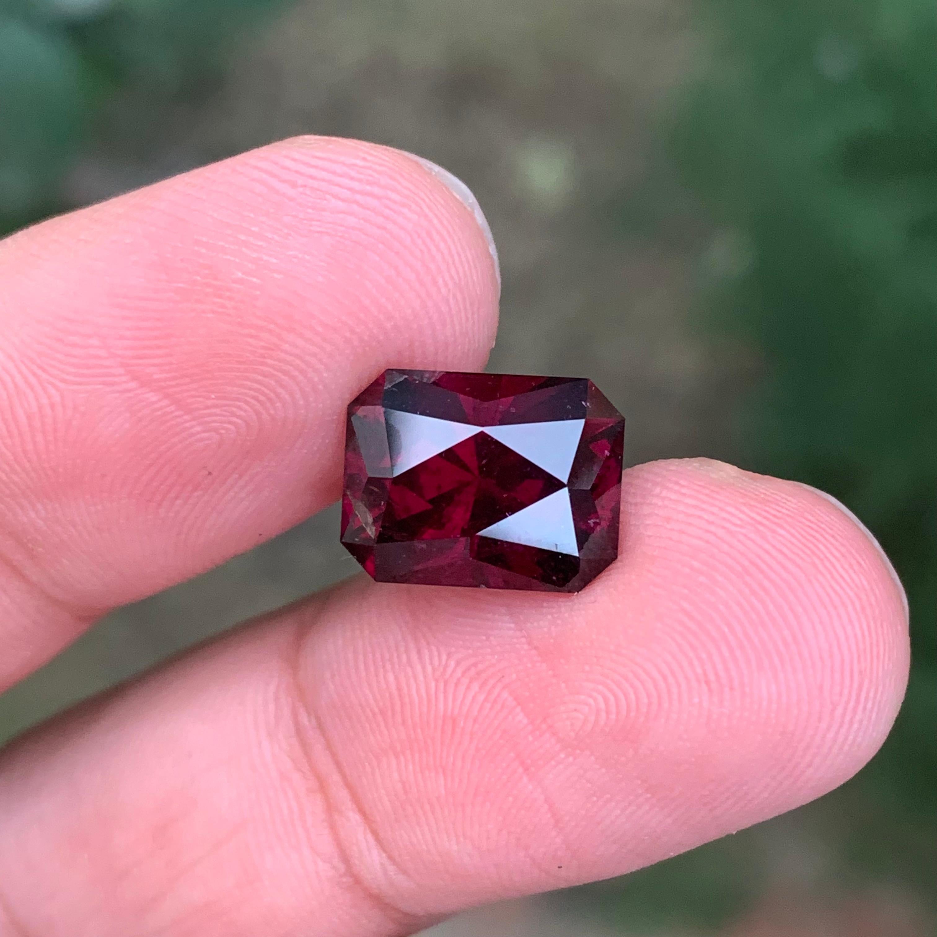 Arts and Crafts 6.45 Carat Natural Loose Rhodolite Garnet Emerald Shape Gemstone (grenat rhodolite en vrac de forme émeraude) en vente