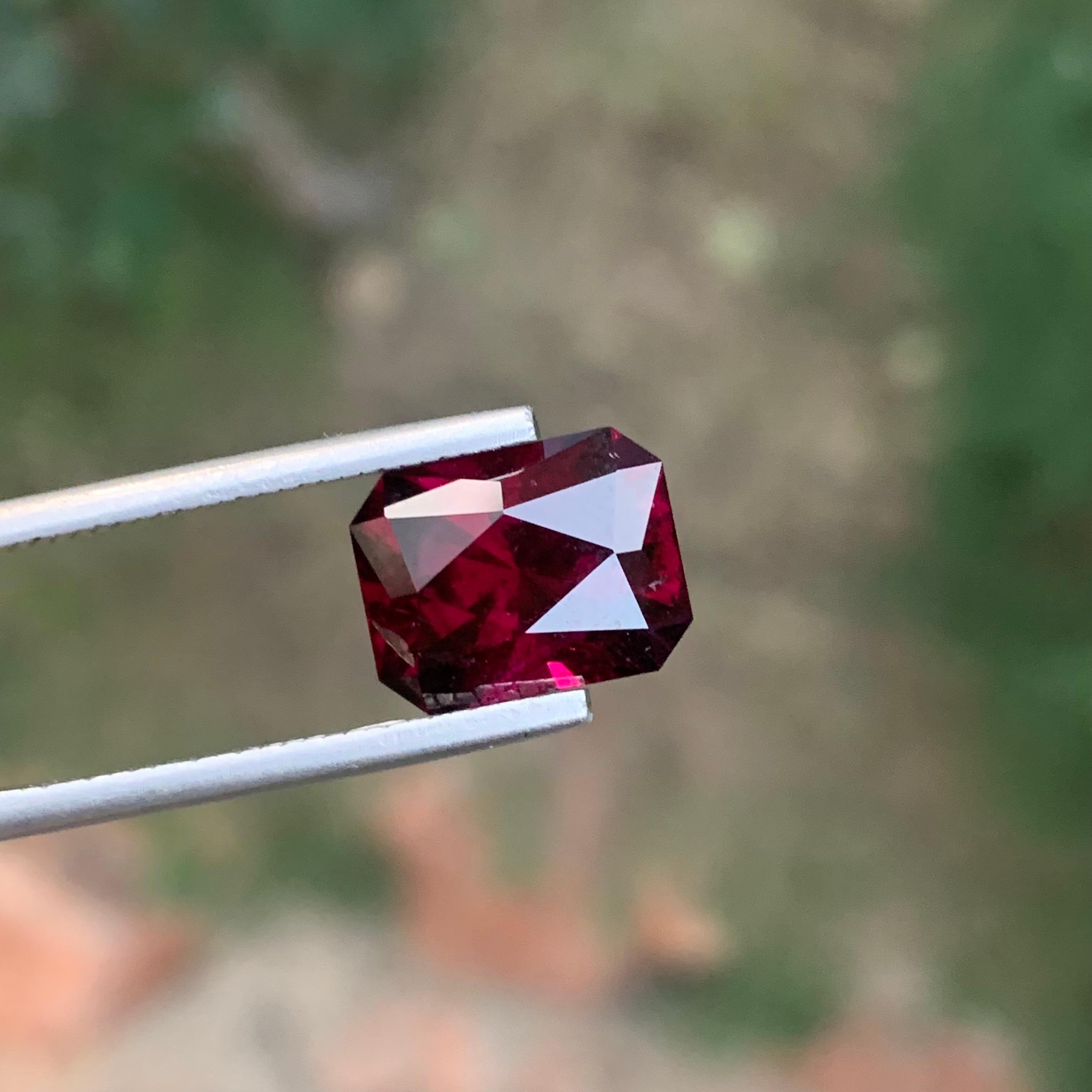 6.45 Carat Natural Loose Rhodolite Garnet Emerald Shape Gemstone (grenat rhodolite en vrac de forme émeraude) Neuf - En vente à Peshawar, PK