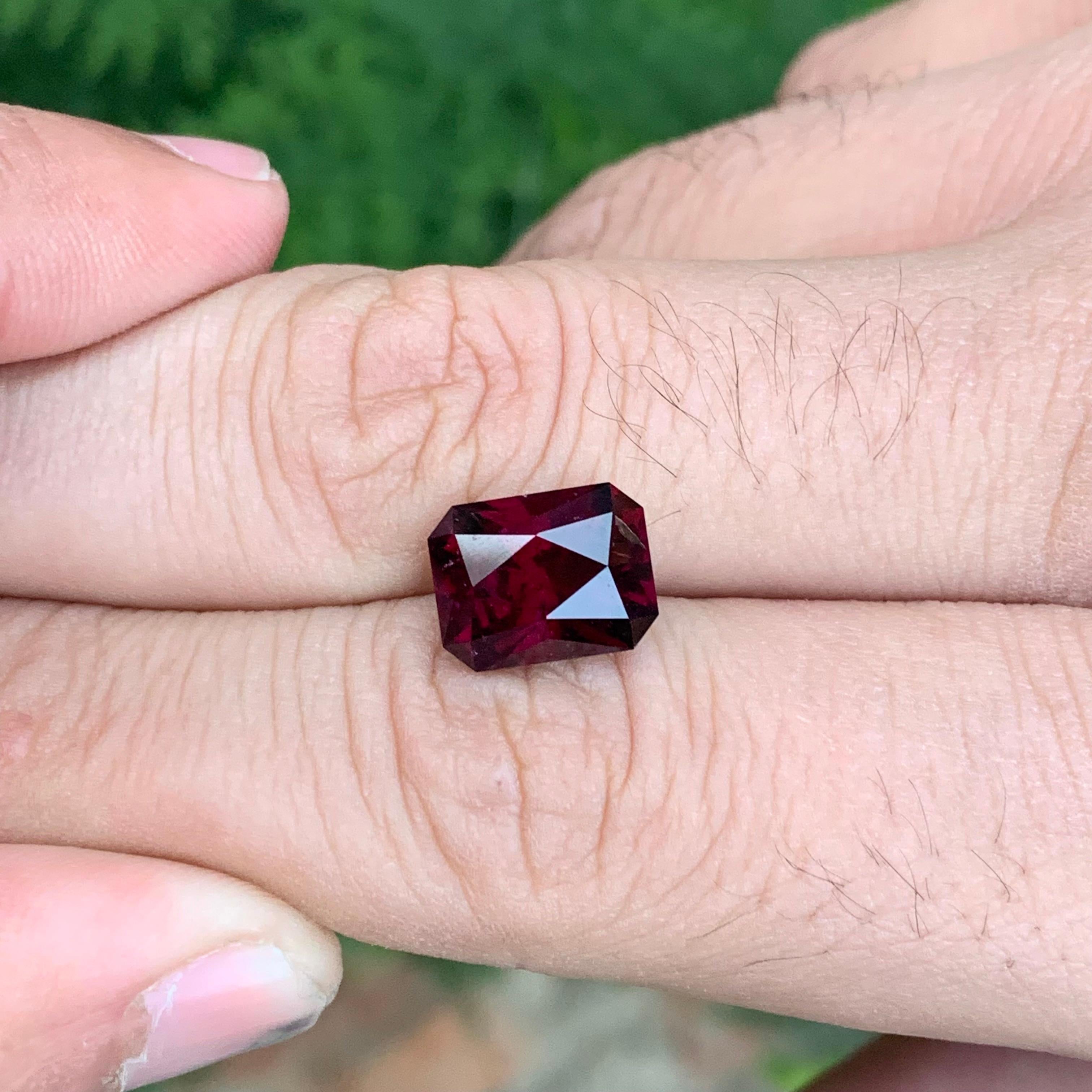 6.45 Carat Natural Loose Rhodolite Garnet Emerald Shape Gemstone (grenat rhodolite en vrac de forme émeraude) Unisexe en vente