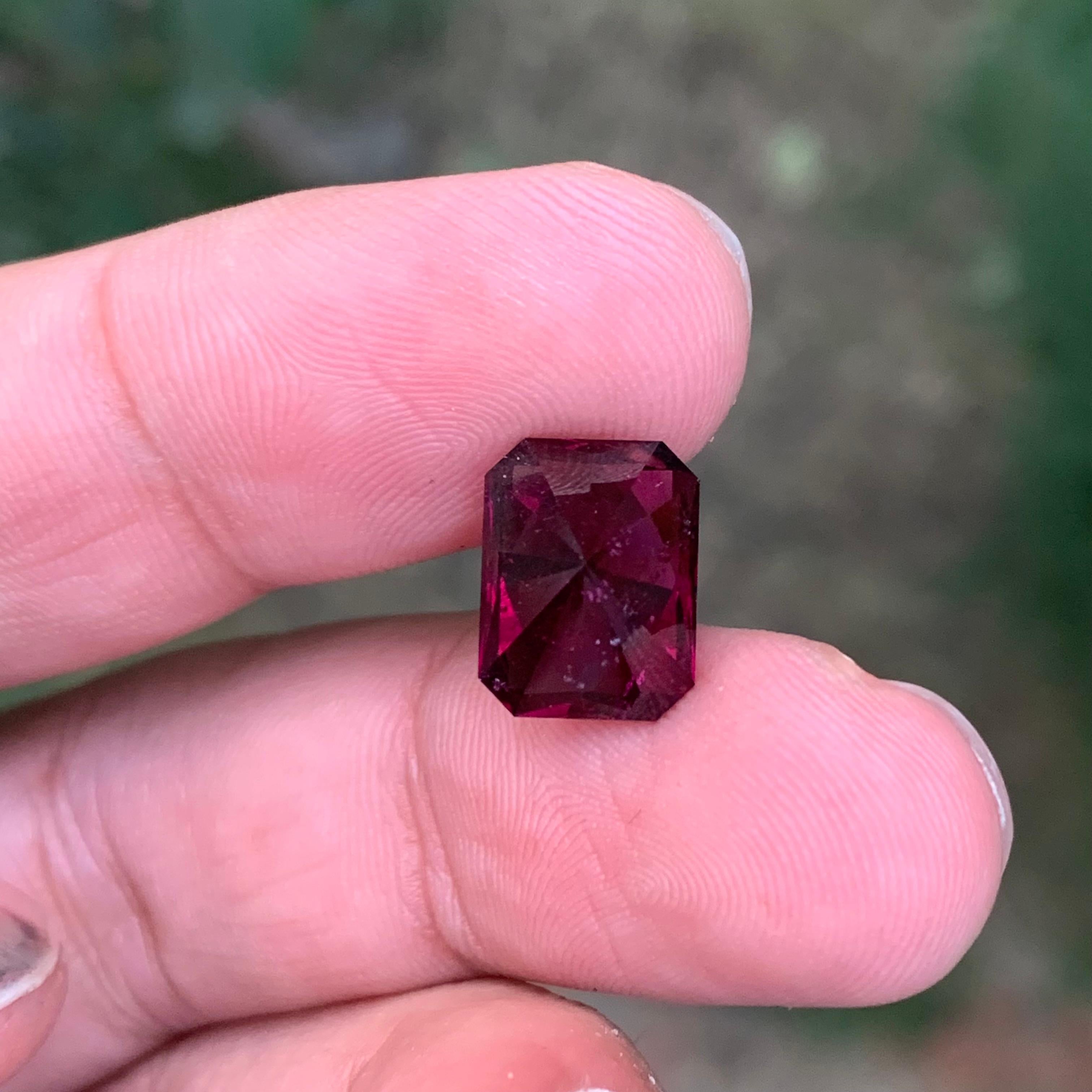 6.45 Carat Natural Loose Rhodolite Garnet Emerald Shape Gemstone (grenat rhodolite en vrac de forme émeraude) en vente 1
