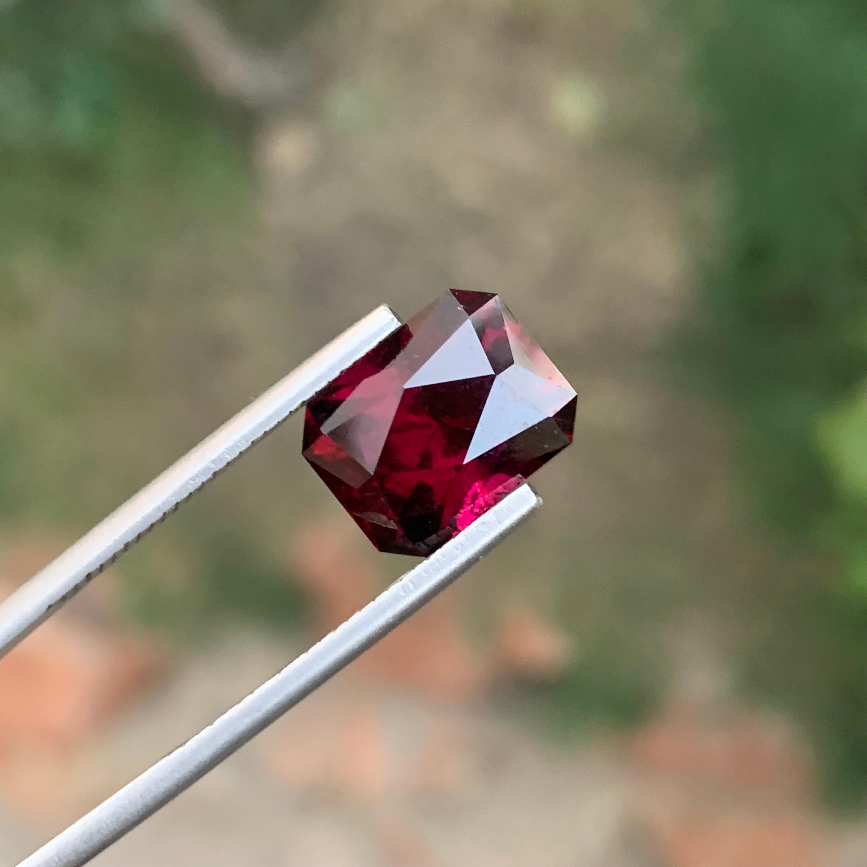 6.45 Carat Natural Loose Rhodolite Garnet Emerald Shape Gemstone (grenat rhodolite en vrac de forme émeraude) en vente 2