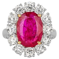 Rubí de Birmania de 6,45 quilates, talla oval y halo de diamantes redondos