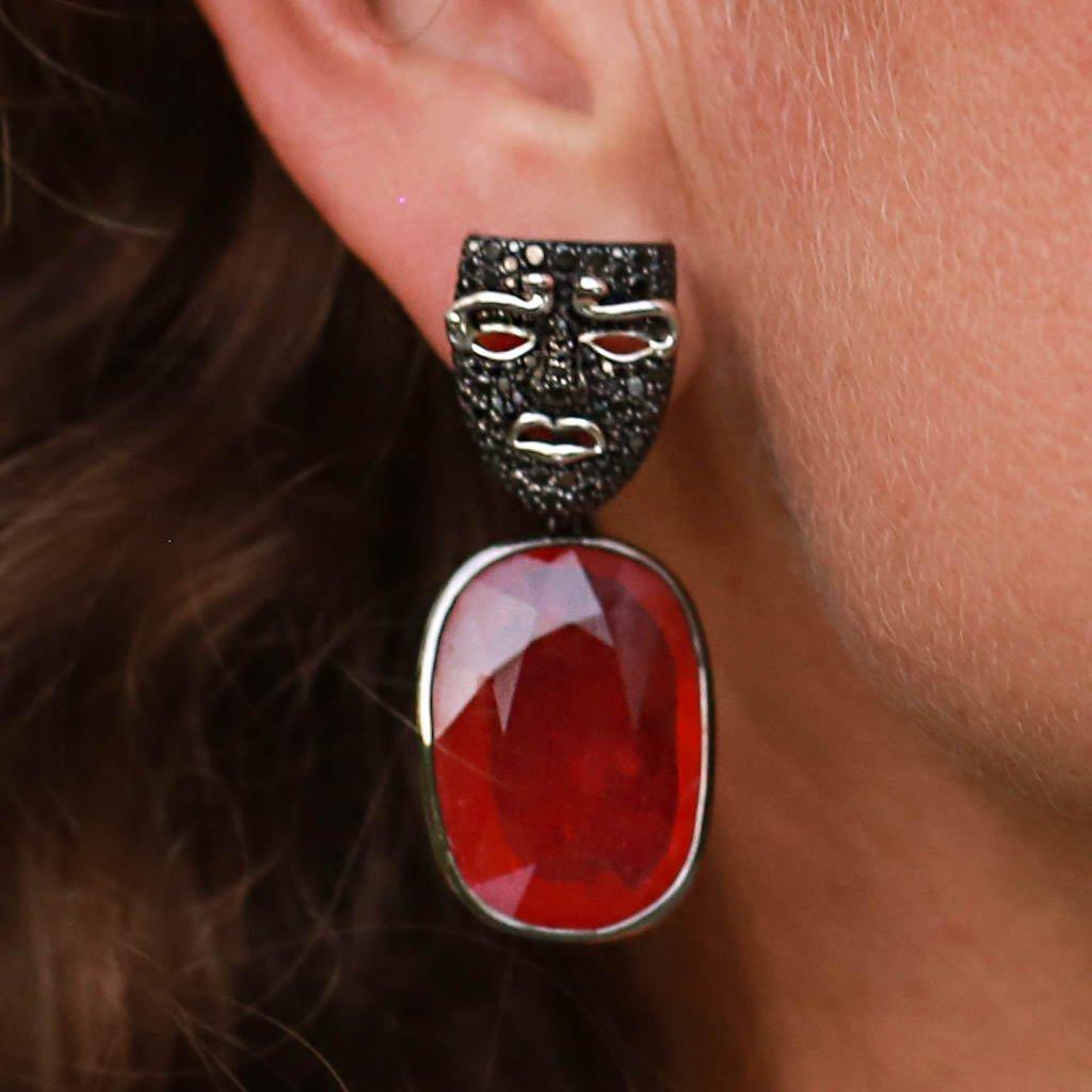 Einer unserer modischeren Ohrringe, die MEDUSA Collection Earrings. Ideal für den täglichen Gebrauch, für einen tollen Abend unterwegs oder zu Hause!

Erschienen in Vogue Portugal: März-Kunstausgabe 2020

Der obere Teil wurde von der berühmten