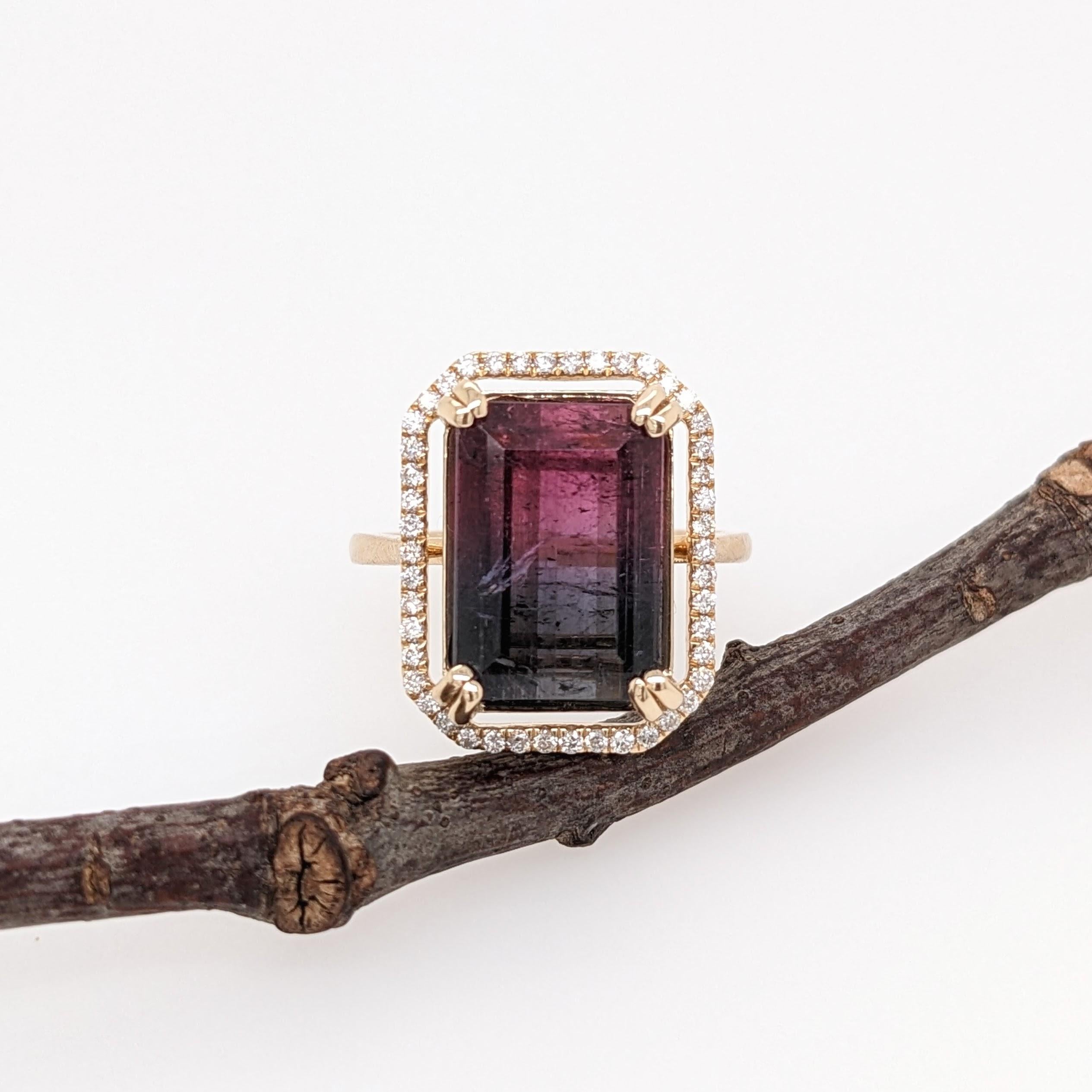 Dieser wunderschöne Ring zeigt einen prächtigen zweifarbigen Turmalin mit satten rosa/violetten und schwarzen Farben, der von einem Halo aus funkelnden natürlichen Diamanten aus Erdminen hervorgehoben wird. Dieser Ring ist ein tolles Statement!
