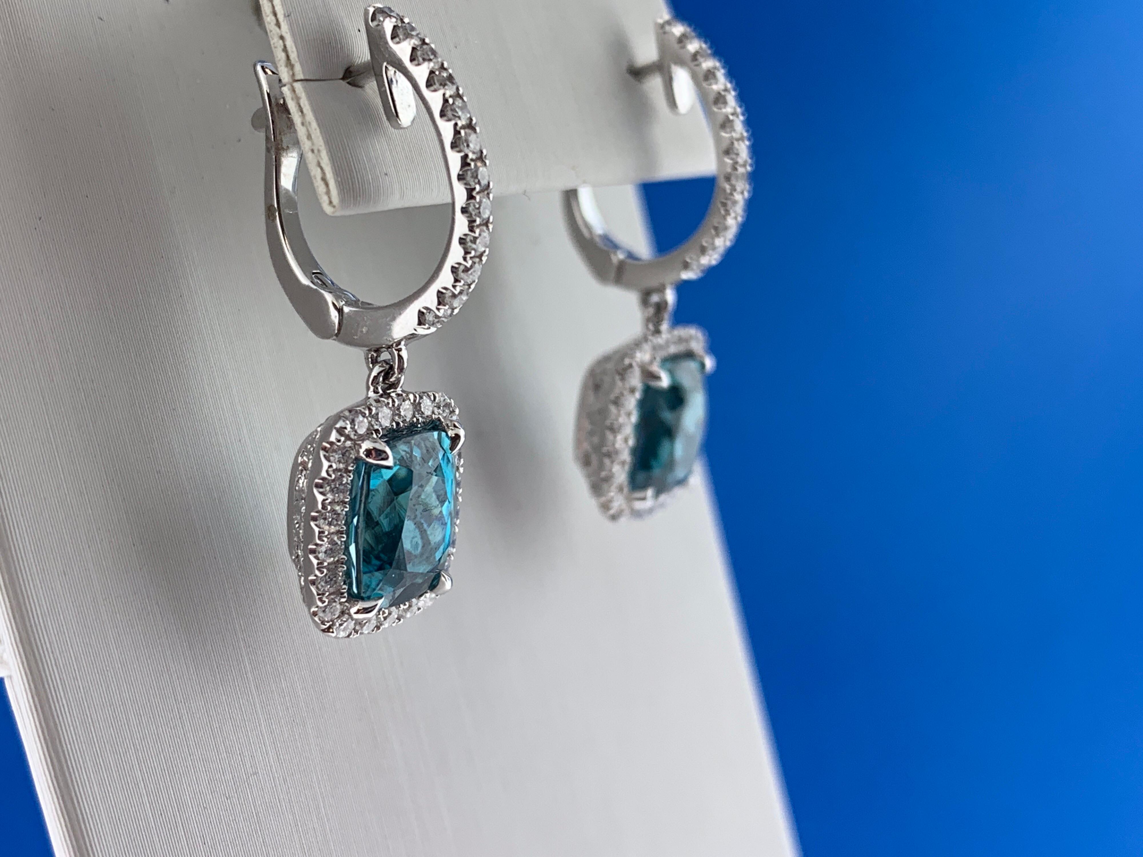 Taglio cuscino Orecchino con zircone blu e diamante da 6,47 carati in vendita