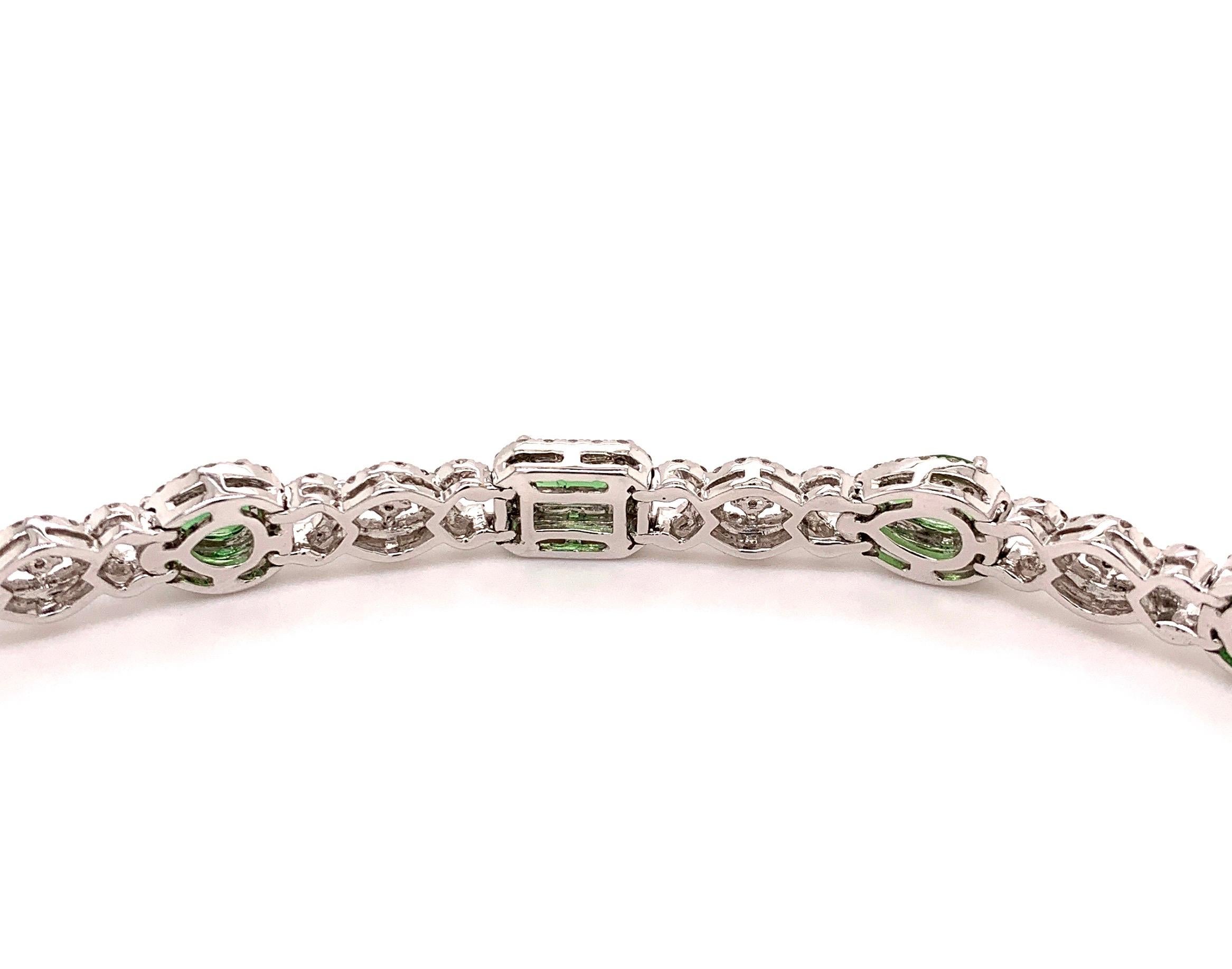 Contemporain Bracelet jonc en diamants et grenats verts de 6,47 carats en vente