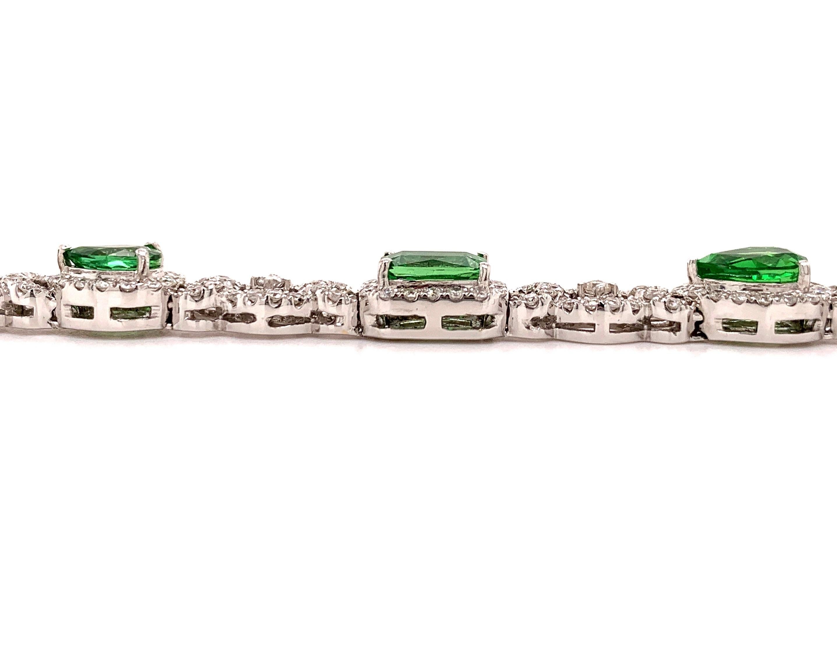 Taille ovale Bracelet jonc en diamants et grenats verts de 6,47 carats en vente