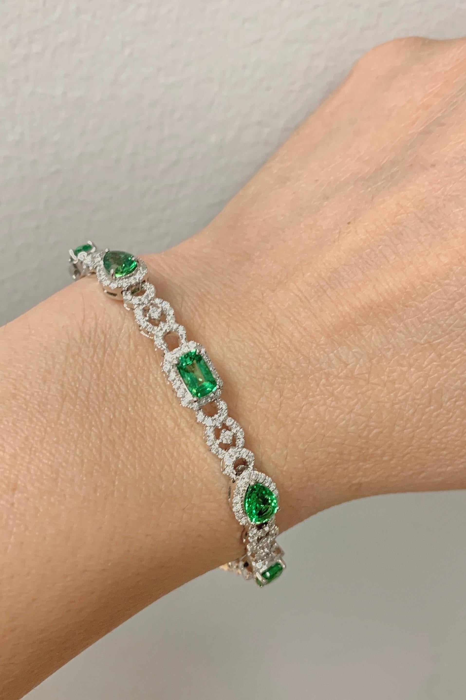 Bracelet jonc en diamants et grenats verts de 6,47 carats en vente 1