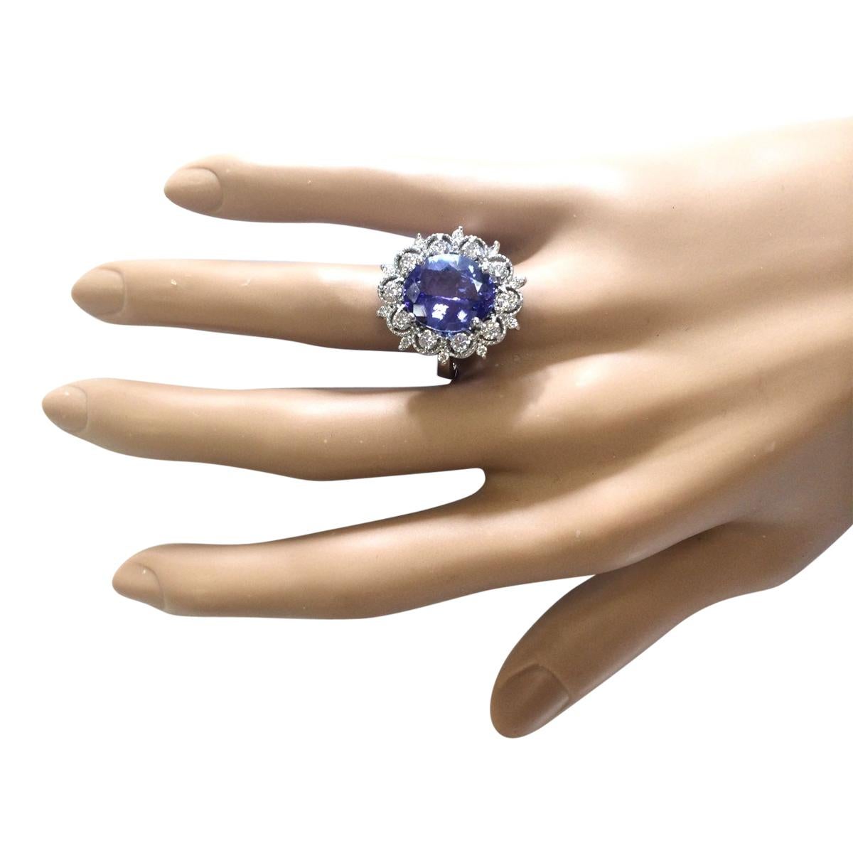 Taille ovale Élégante bague en or blanc 14 carats avec tanzanite naturelle et diamants en vente