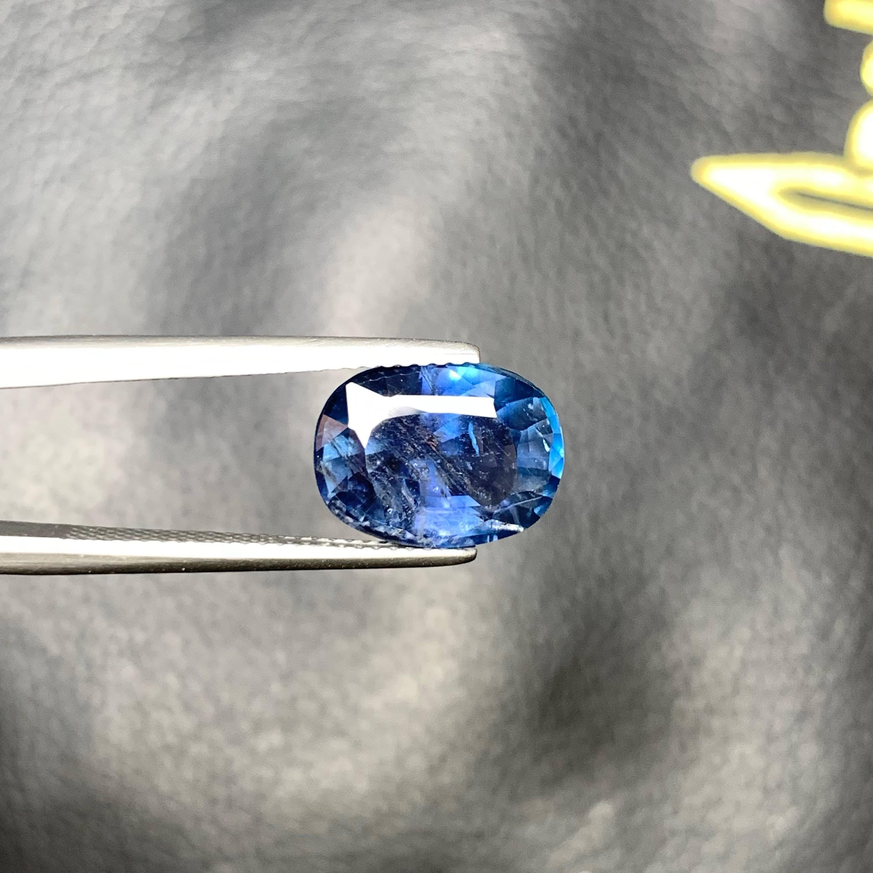 Moderno 6.47 carats GGI Certified Loose Blue Sapphire Oval Cut Madagascar's Gemstone in vendita
