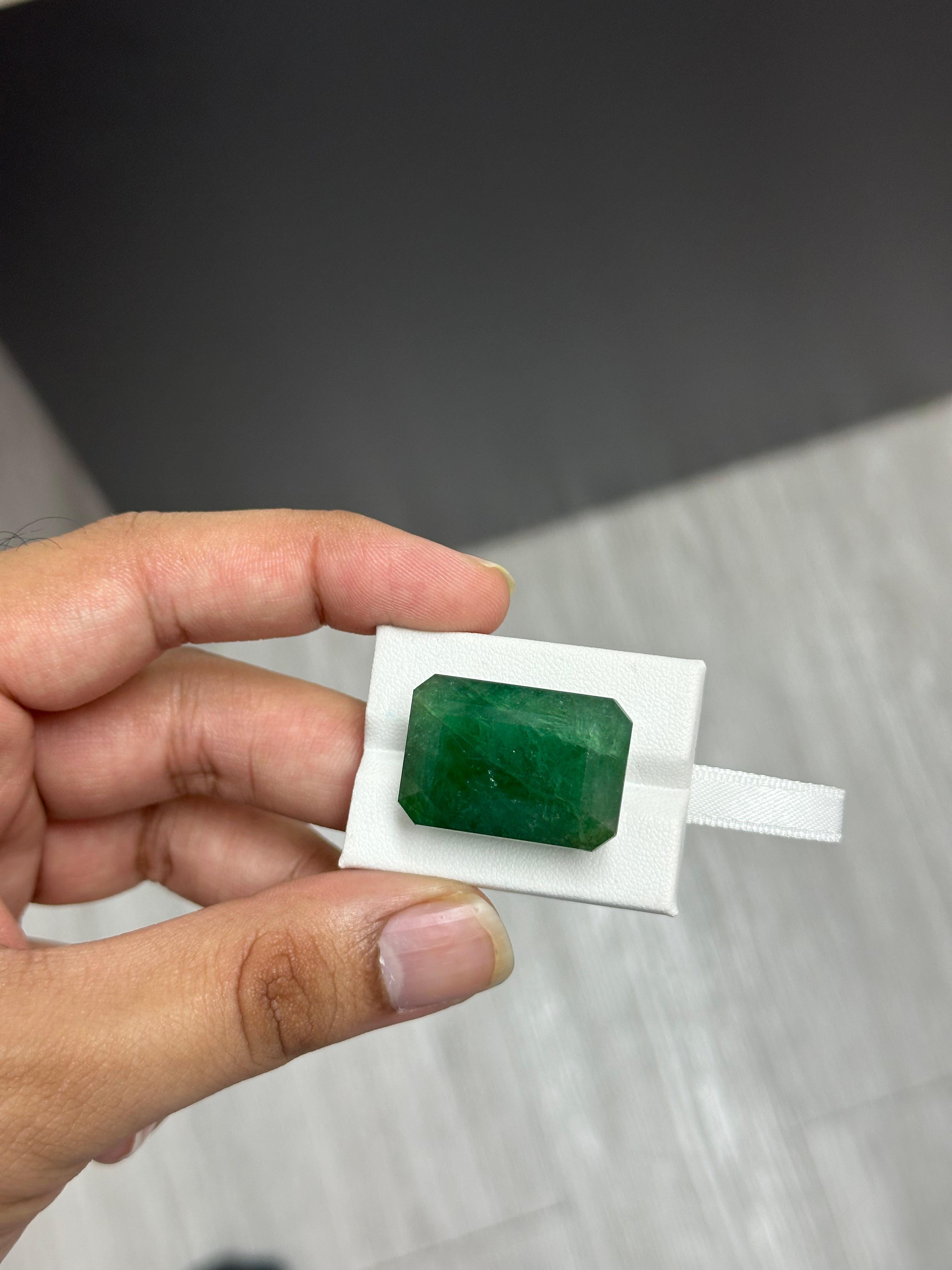 Ein atemberaubender und massiver 64,70 Karat Smaragdstein, der einen herrlichen Farbton von lebhaftem Grün hat und aus Sambia stammt. Es ist völlig natürlich und von guter Qualität. Der Smaragd ist ein perfekt geschliffenes Stück in
