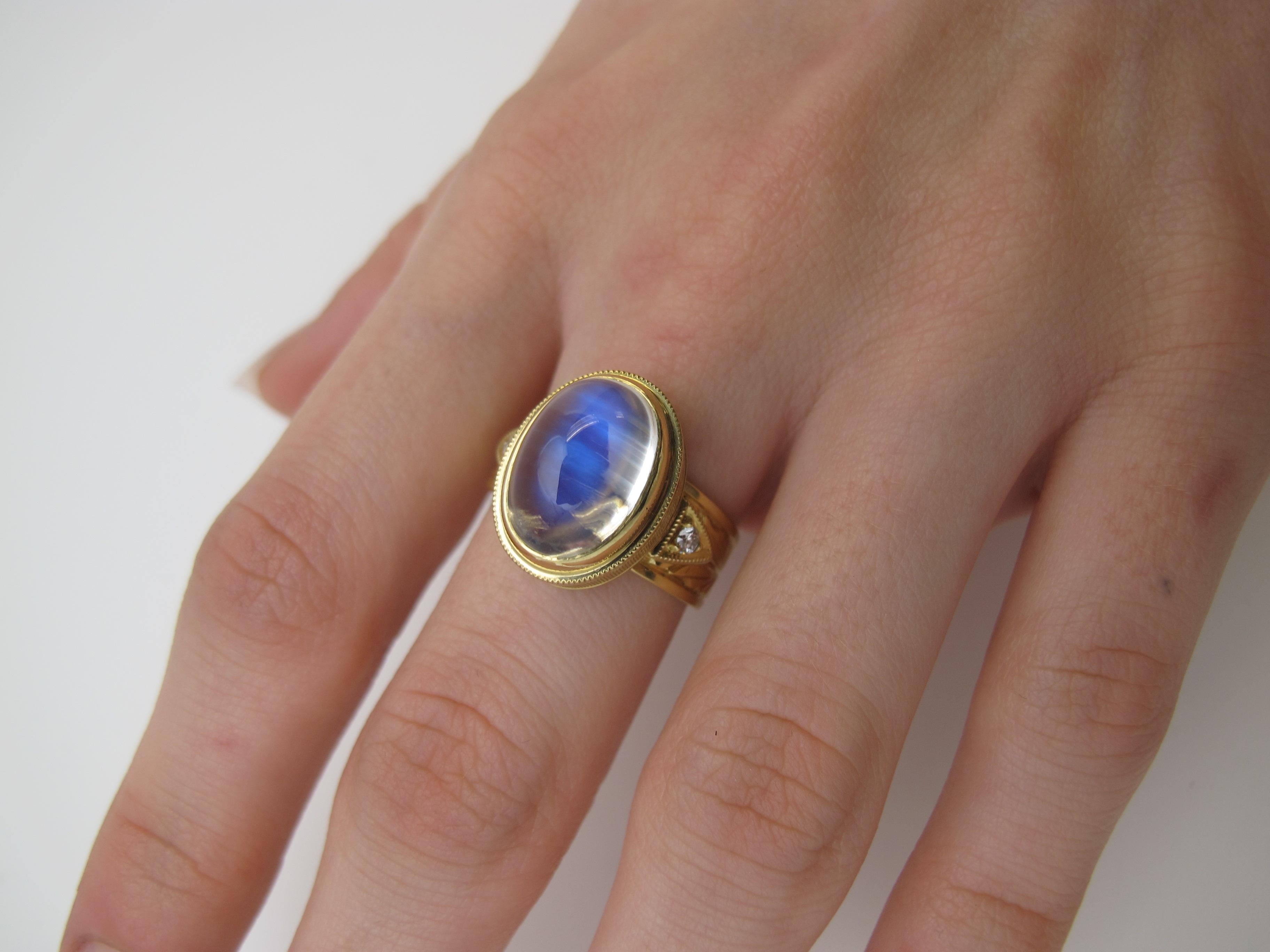 6.48 Carat Blue Flash Moonstone and Diamond, Engraved 18k Yellow Gold Ring For Sale 2