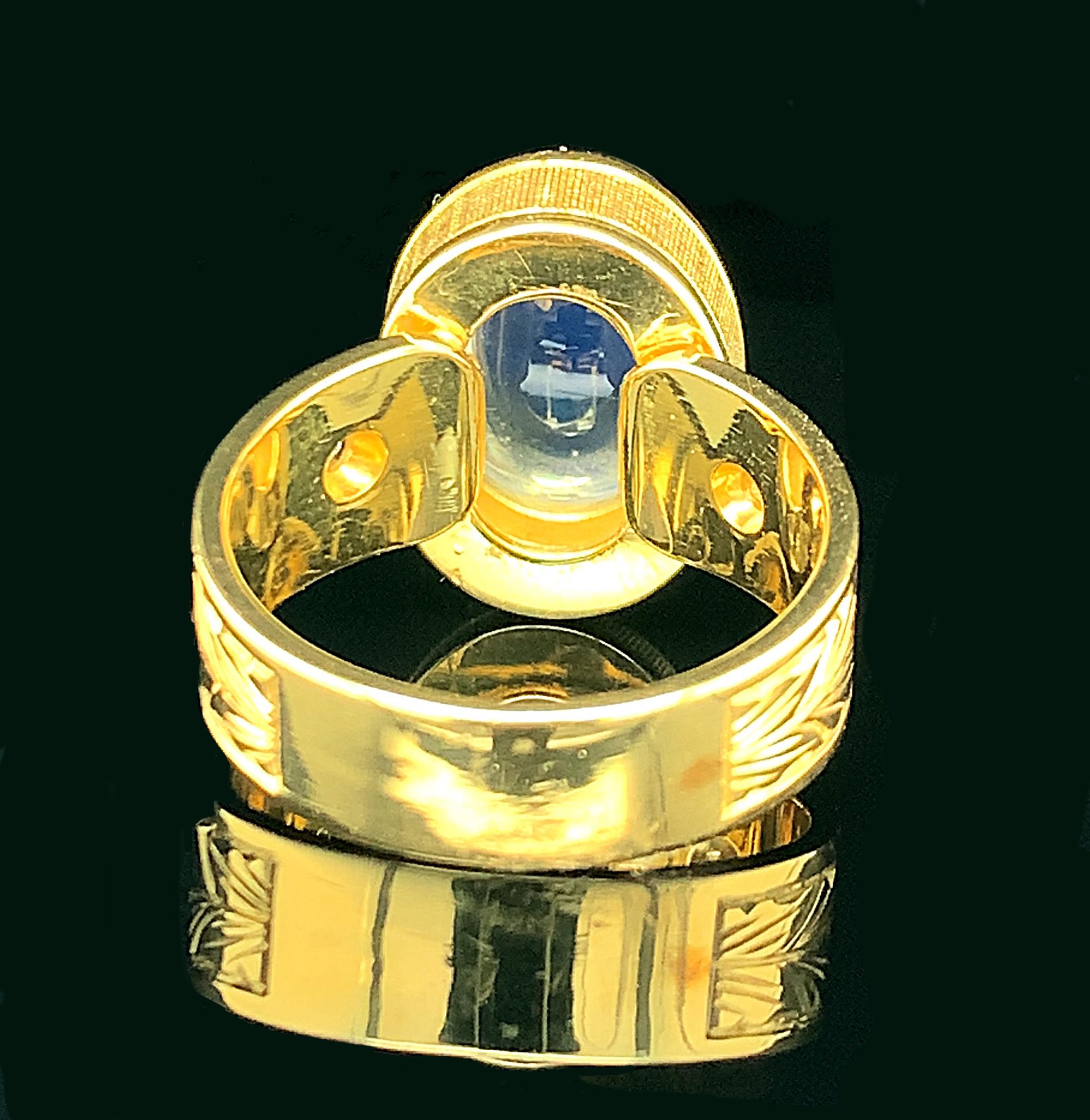 6.48 Carat Blue Flash Moonstone and Diamond, Engraved 18k Yellow Gold Ring For Sale 1