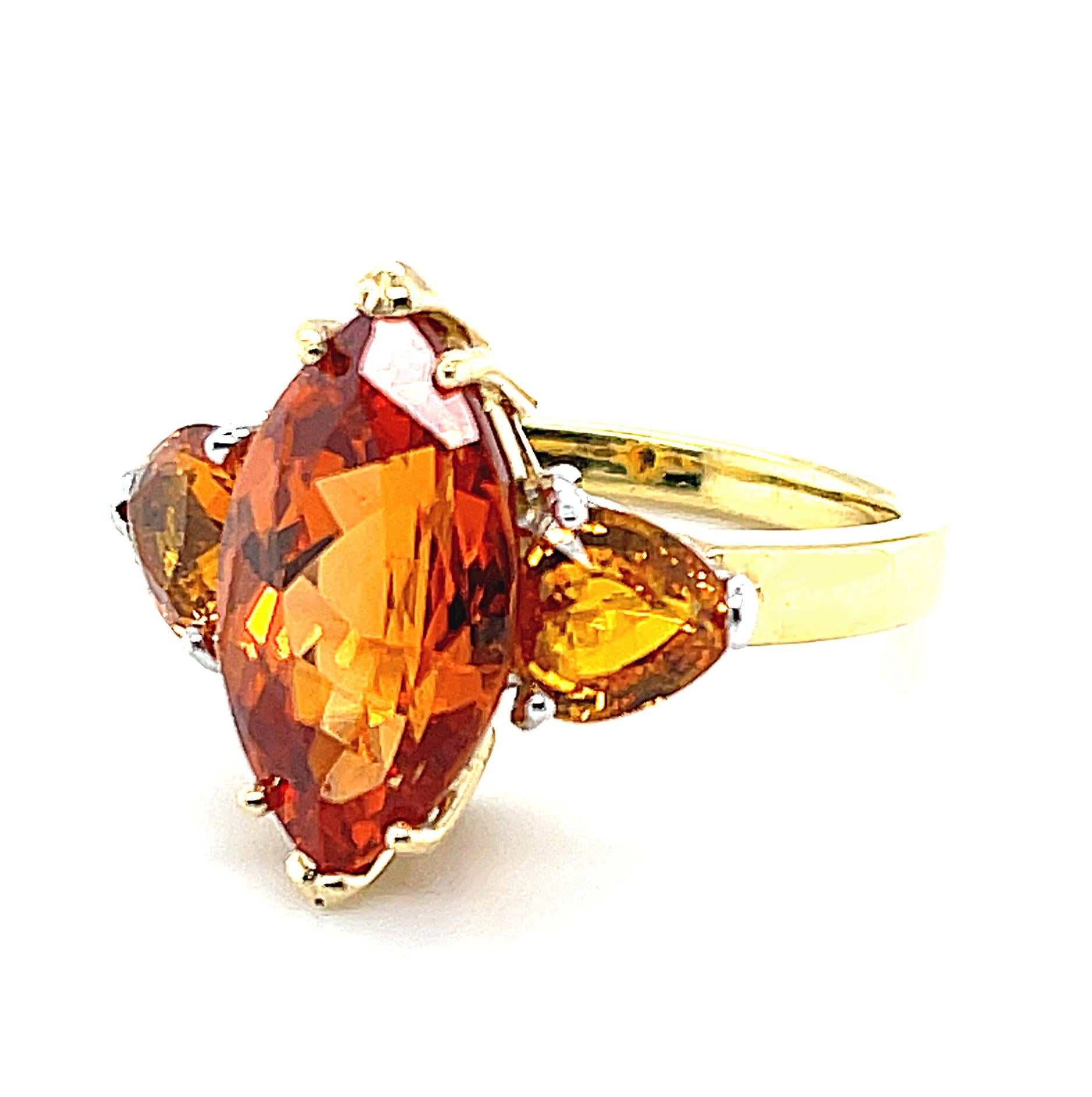 Dreisteiniger Ring aus Gelbgold mit Spessartin, Mandarin-Granat und gelbem Saphir (Marquiseschliff) im Angebot