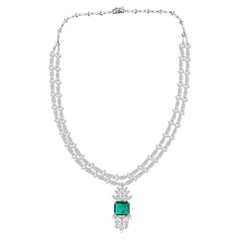 Collana a doppio filo con smeraldo dello Zambia da 6,48 ct e diamanti da 15,54 ct, in oro bianco 18 carati